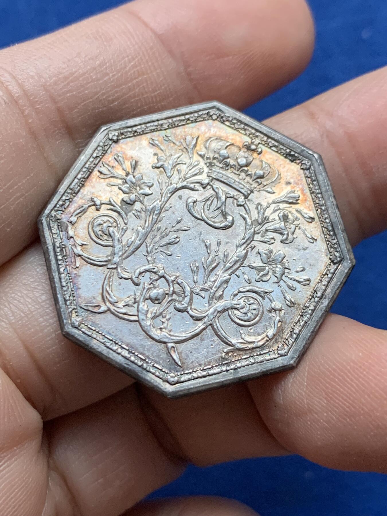 《竞宝斋》第442场 周日，周一，2场连拍 （全场包邮） 法国17XX年路易十六皇家宝藏八角银质代币，原铸无边铭，31.5mm，11.4克