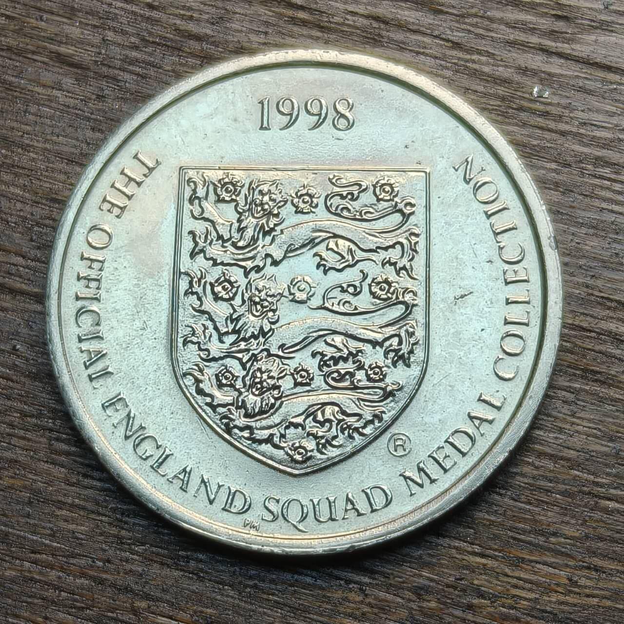 【铜匠收藏】★第133场★散币场，无佣金，30包邮。不满30元，支付5元运费。《接受代拍 代送NGC评级》 1998年 英格兰队勋章 足球明星 人物幸运币