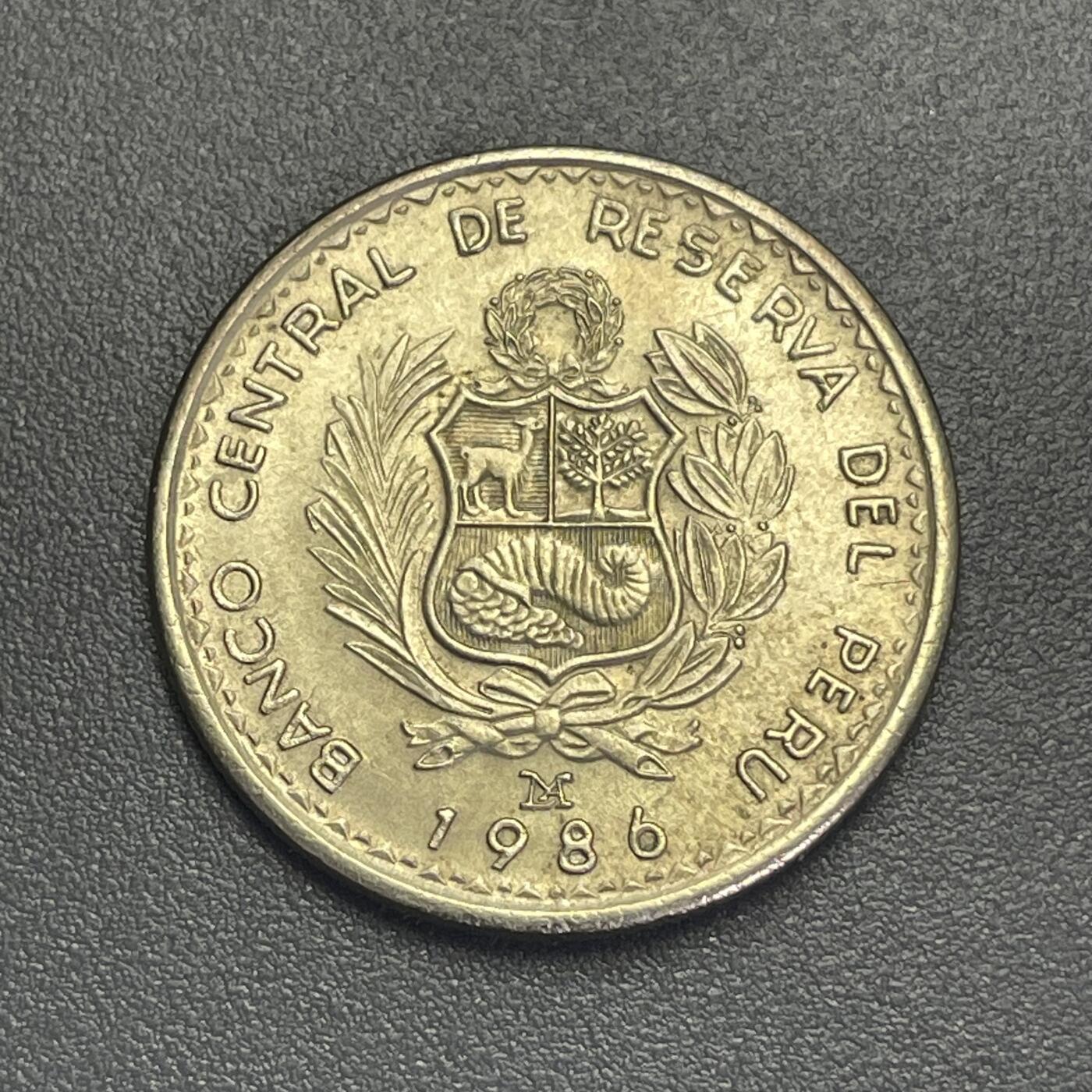 回流1123 秘鲁1986年发行的1因蒂（Un Inti）纪念币 秘鲁海军将领米格尔·格劳（Miguel Grau）的肖像，其是秘鲁独立后的民族英雄，因19世纪太平洋战争中的战绩被尊为“海军元帅（Gran Almirante）”。