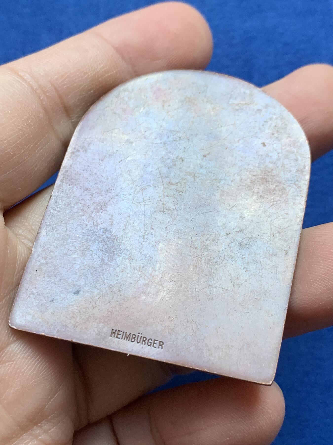 《竞宝斋》第442场 周日，周一，2场连拍 （全场包邮） 丹麦王国1922年国家田径越野竞赛异形铜章，实名刻发，背带厂标， 尺寸54.8m m×41.7mm，重量40.95g，百年巧克力包浆美品。