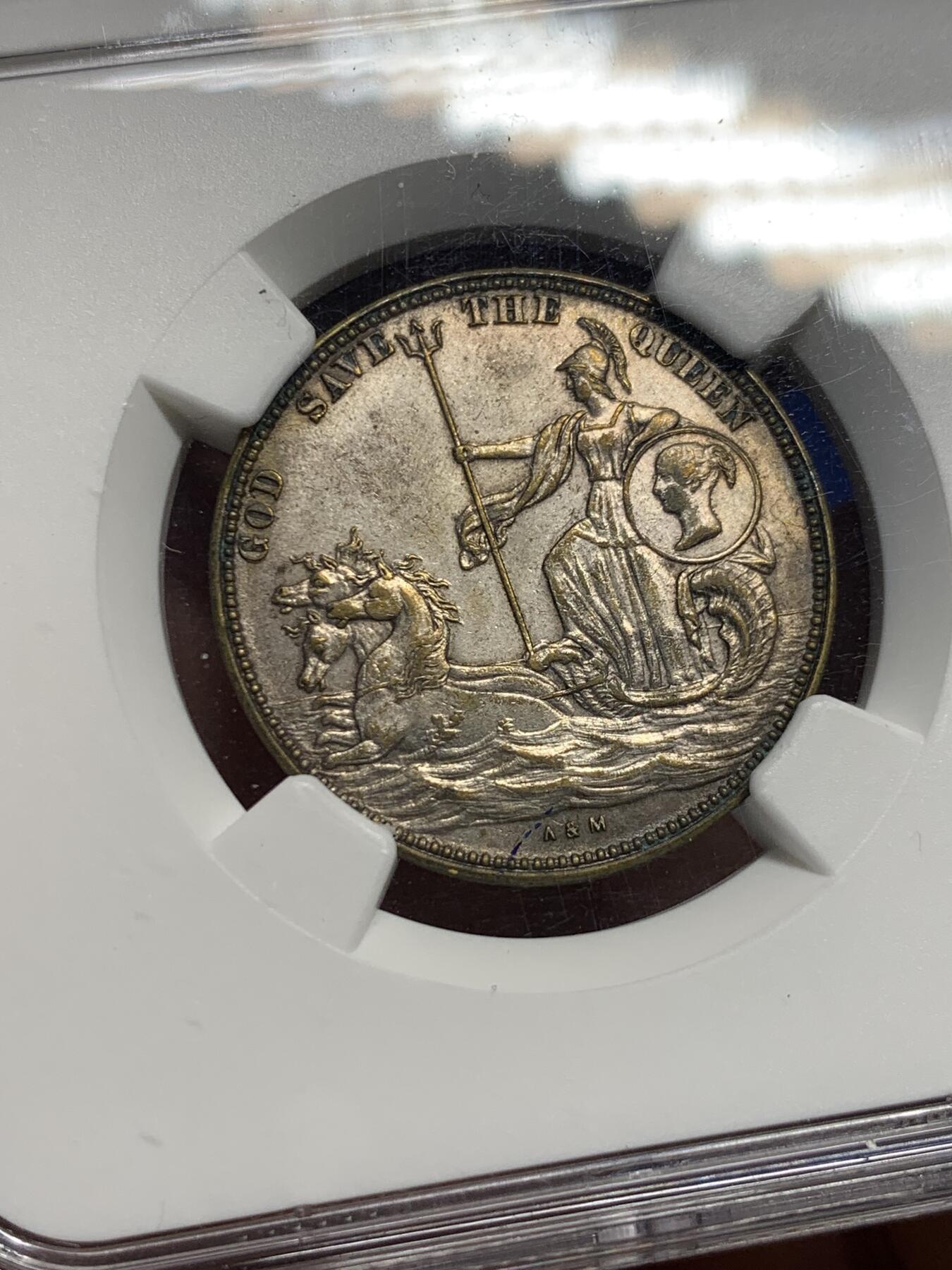 《竞宝斋》第442场 周日，周一，2场连拍 （全场包邮） NGC MS62 英国1850年代龙马2先令model，稀见品种，实际铸于1849年，与双色克朗同属一个系列，但远比双色系列更稀少。不列颠女神驾驭龙马，行于波涛之上