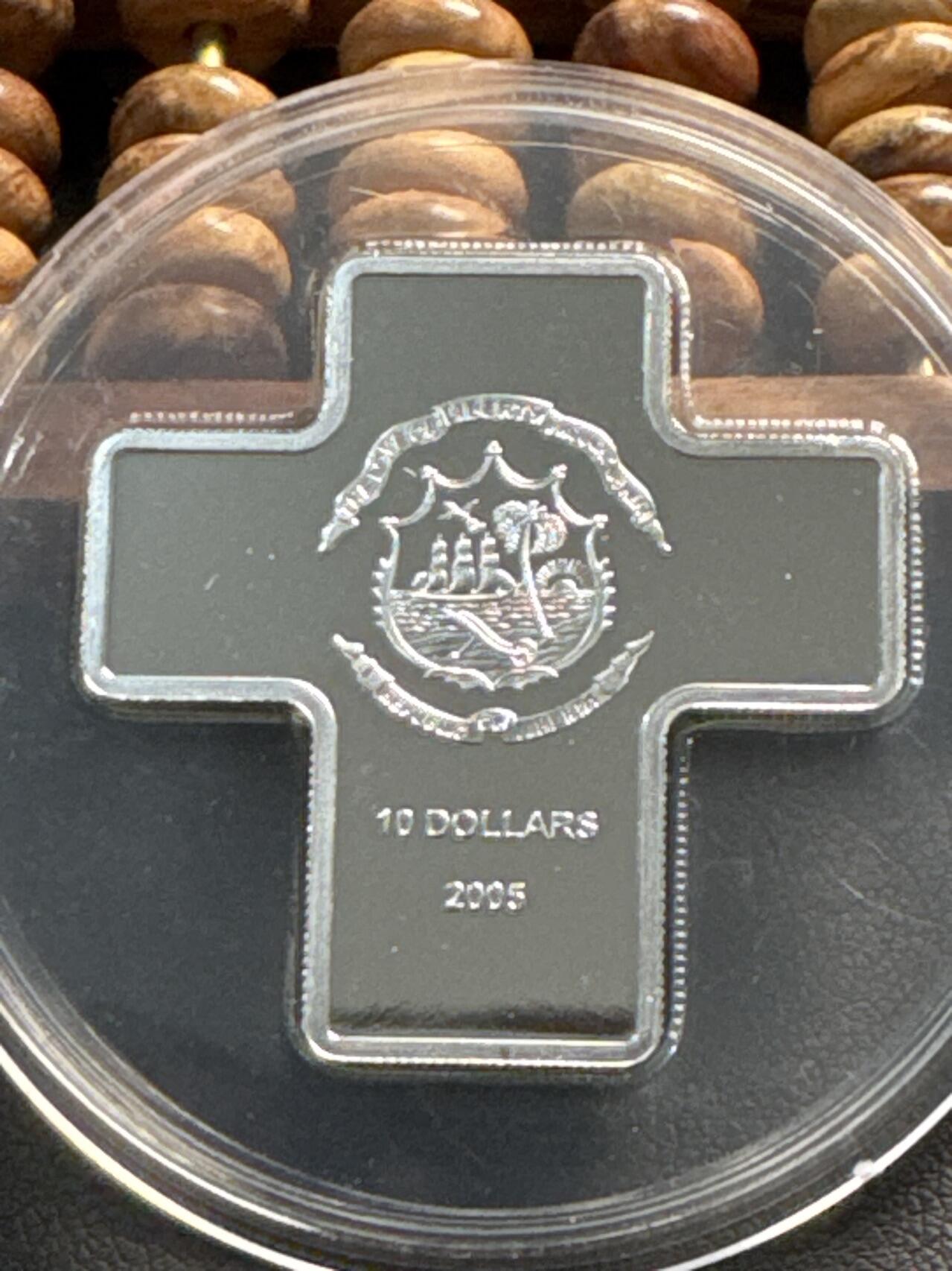 ❤️【币观天下】❤️ 第332期钱币拍卖- 2025.11.28周五晚上6点半场-长期征集拍品 2005年利比里亚10元十字形嵌水晶精制银币 教皇约翰保罗二世逝世 25克925银部分镀金 发行量5千 带证