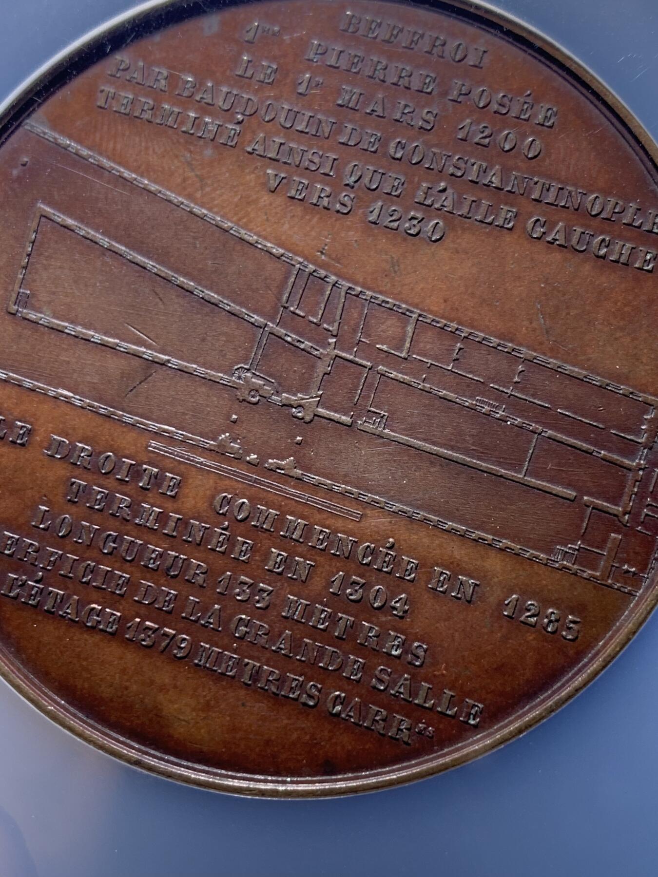 《竞宝斋》第442场 周日，周一，2场连拍 （全场包邮） NGC MS61BN 著名雕刻师J Wiener作品，罕见品。伊普尔市政厅纪念章，正面雕刻市政厅外部全貌，背部责任细节规划。极具历史参考教学价值，NGC加大盒。