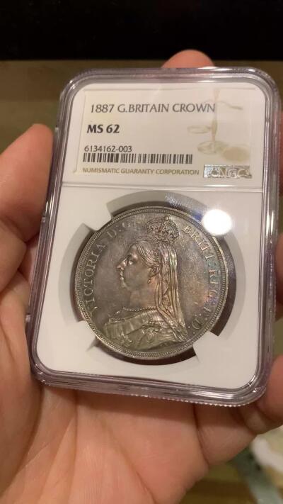 《竞宝斋》第442场 周日，周一，2场连拍 （全场包邮） NGC MS62 英国1887年高冠马剑1克朗银币 双面深五彩包浆，整体状态优秀。
