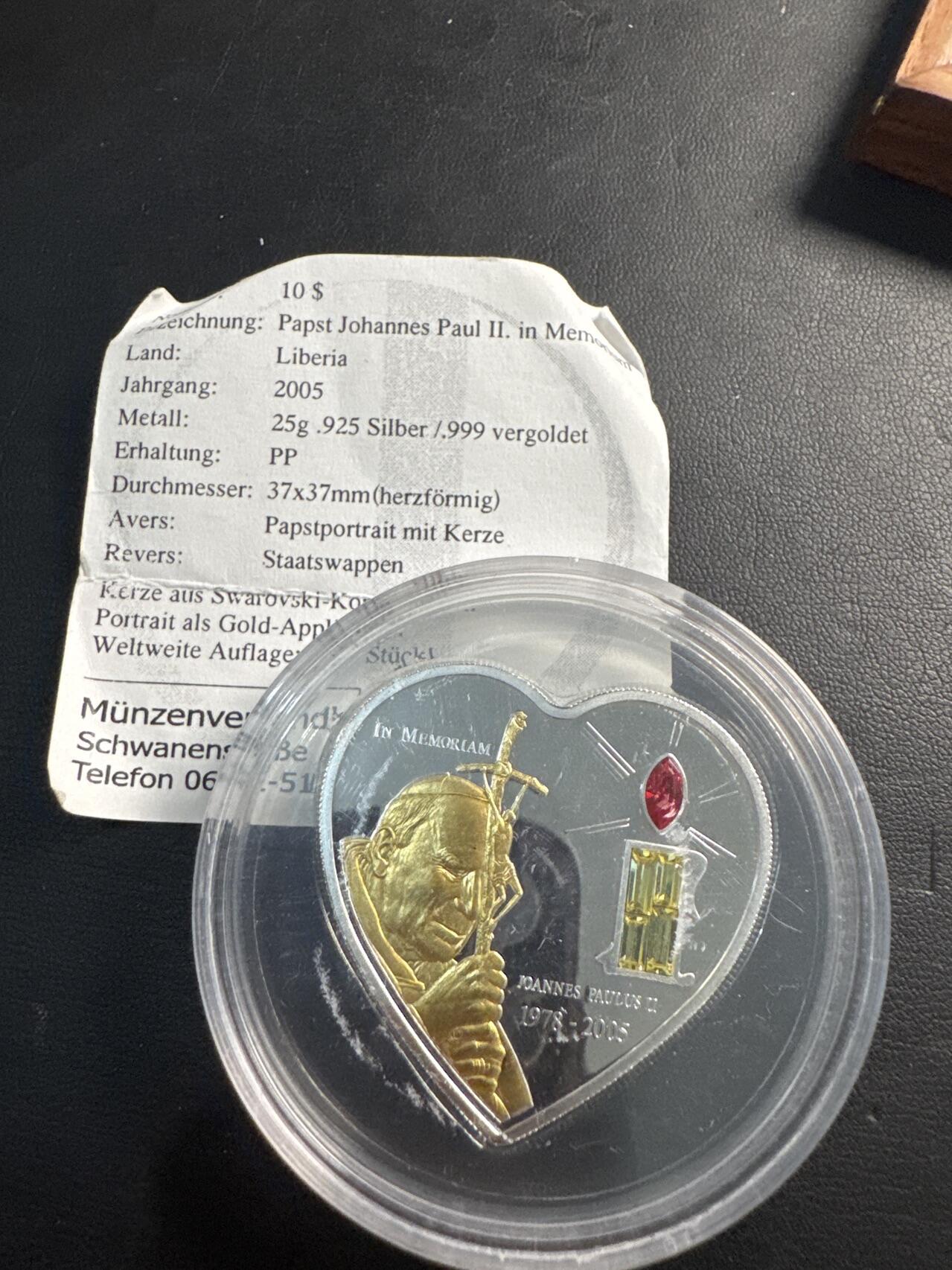 ❤️【币观天下】❤️ 第332期钱币拍卖- 2025.11.28周五晚上6点半场-长期征集拍品 2005年利比里亚10元心形嵌水晶精制银币 追思教皇约翰保罗二世 25克925银部分镀金 发行量5千 带证