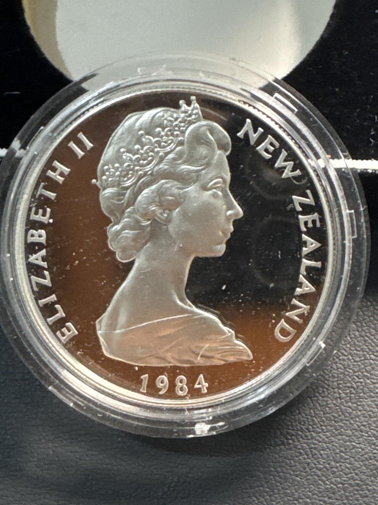 ❤️【币观天下】❤️ 第332期钱币拍卖- 2025.11.28周五晚上6点半场-长期征集拍品 新西兰1984年奇异鸟1盎司精制纪念银币盒证齐全