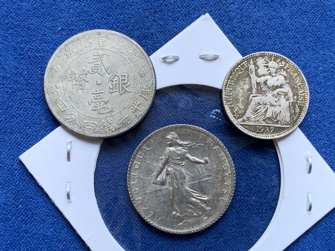 《竞宝斋》第442场 周日，周一，2场连拍 （全场包邮） 三枚一组 福建省造二豪银币，1937年坐洋10C银币彩还行，法国1917年播种女神1法郎带光。
