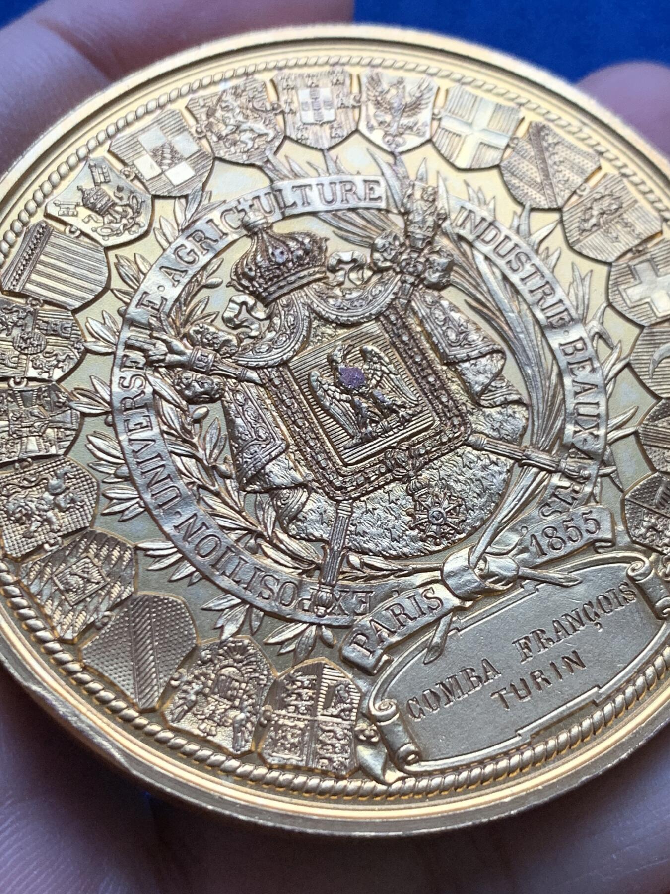 《竞宝斋》第442场 周日，周一，2场连拍 （全场包邮） 1855年巴黎世博会镀金铜章 应为后镀金状态 107.15克 59.2mm 手指铜标