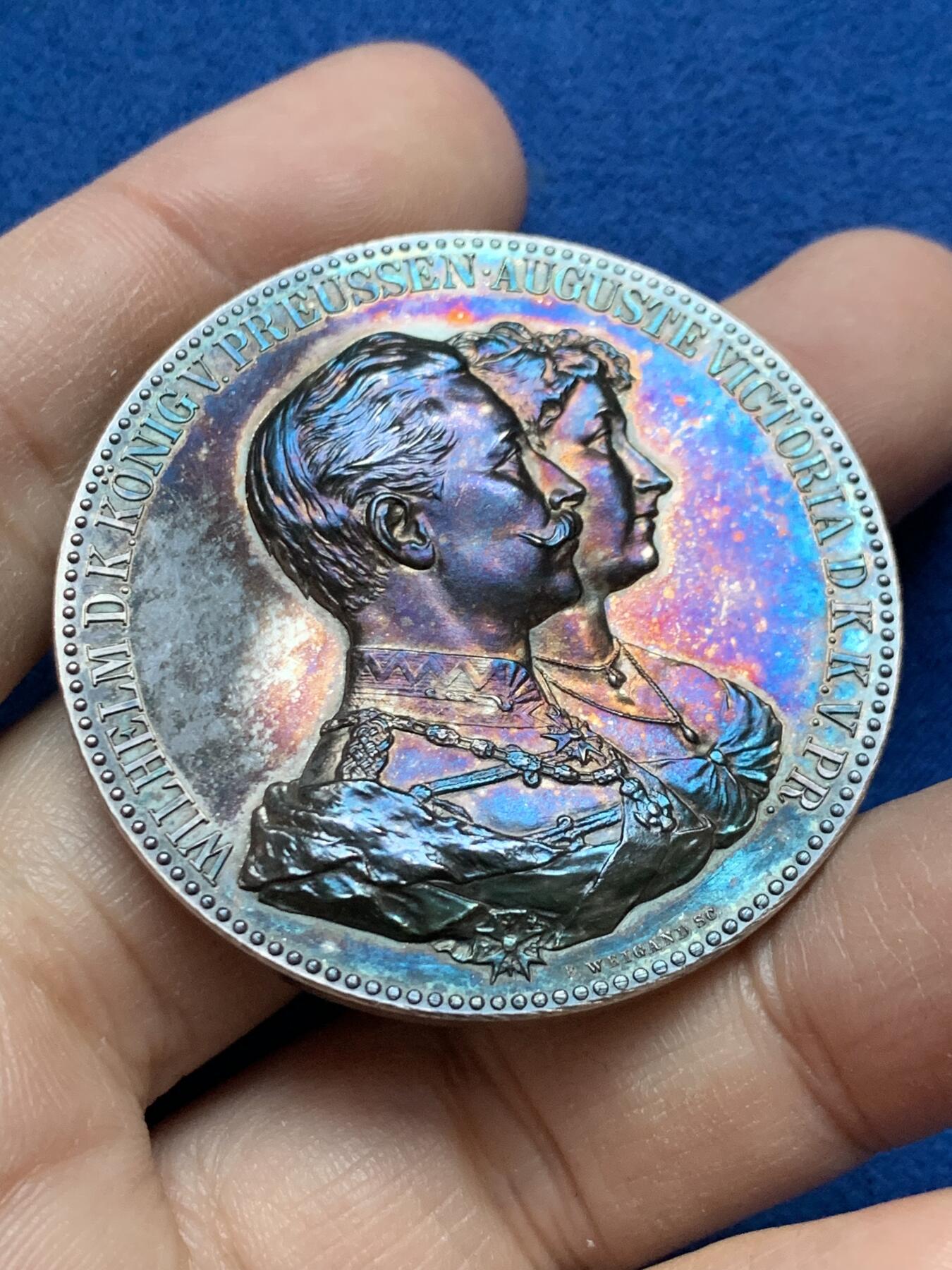 《竞宝斋》第442场 周日，周一，2场连拍 （全场包邮） 1889德皇威廉二世夫妇结婚纪念大银章，五彩好品，44.9mm，50.1g，高浮雕，绚丽深五彩。