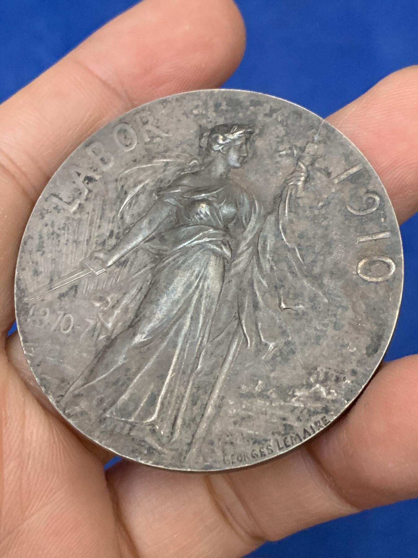 《竞宝斋》第442场 周日，周一，2场连拍 （全场包邮） 1910年持剑玛丽安娜镀银铜章 54.8克 49.5mm