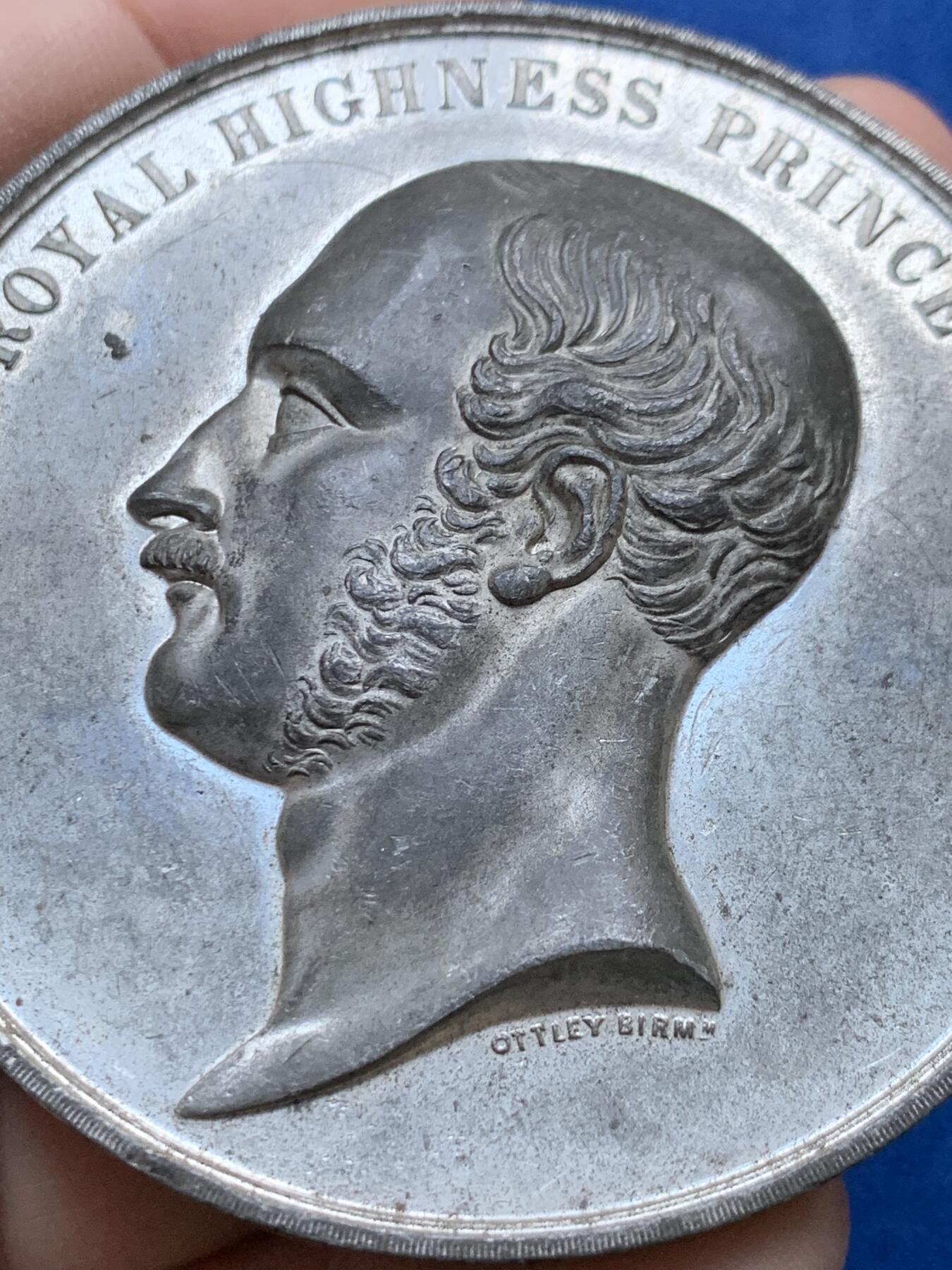 《竞宝斋》第442场 周日，周一，2场连拍 （全场包邮） 英国1861年阿尔伯特亲王逝世纪念章，大型白色金属章。68.6克，64.5mm