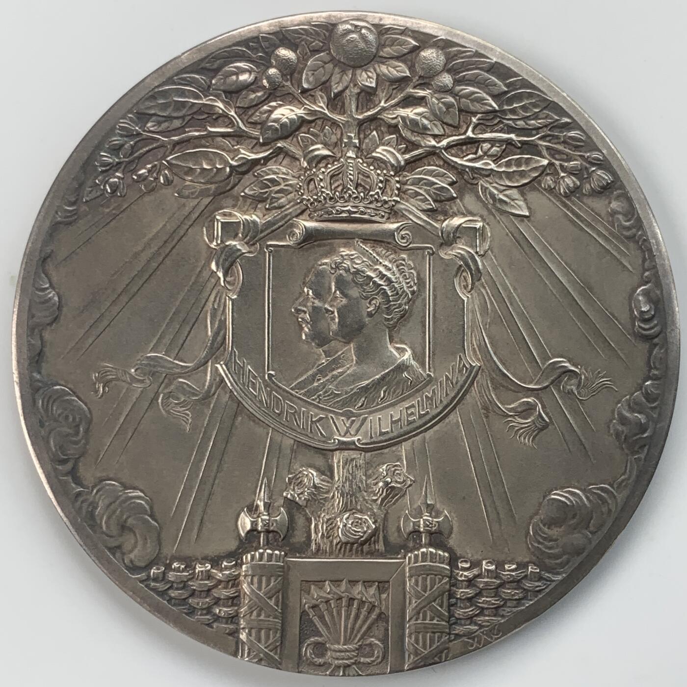 掌中浮雕-藏着的欧洲第043场 1909年荷兰朱莉安娜公主出生银章， 65mm ，111g，J.C.Wienecke雕刻.，原盒。背面人物是荷兰女王威廉明娜和丈夫海因里希