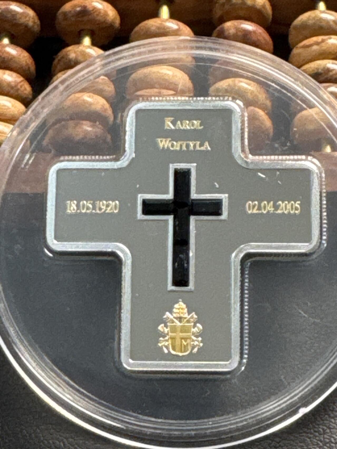 ❤️【币观天下】❤️ 第332期钱币拍卖- 2025.11.28周五晚上6点半场-长期征集拍品 2005年利比里亚10元十字形嵌水晶精制银币 教皇约翰保罗二世逝世 25克925银部分镀金 发行量5千 带证