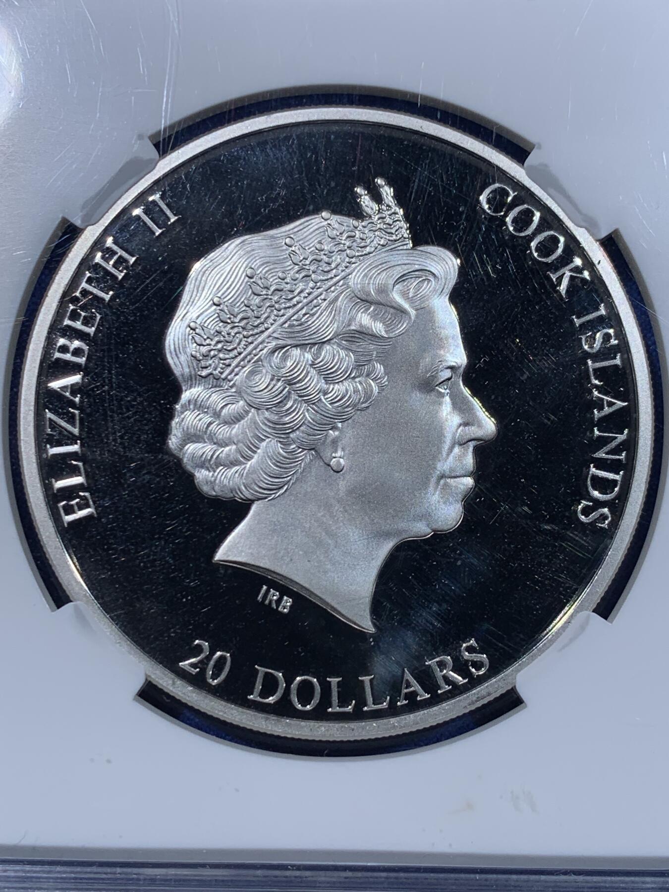 《竞宝斋》第442场 周日，周一，2场连拍 （全场包邮） 2013年库克群岛3盎司银币，999银，93.3克，经典图案:自由引导人民，周围镶嵌施华洛世奇水晶，发行量1830枚，非常给力的压手感。