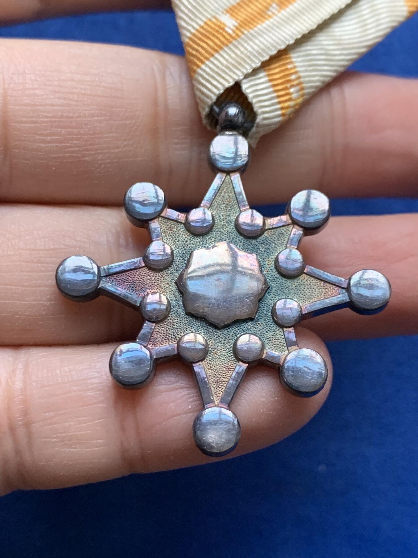 《竞宝斋》第442场 周日，周一，2场连拍 （全场包邮） 日本银质七等瑞宝章一枚 总重约16.6克