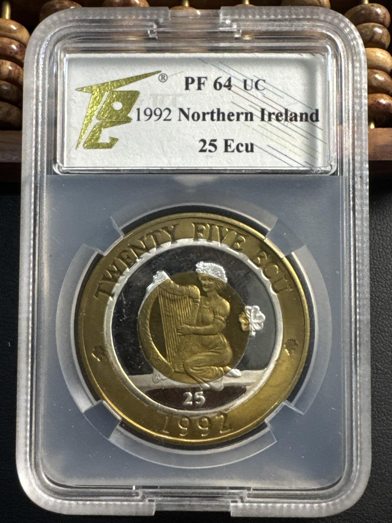 ❤️【币观天下】❤️ 第332期钱币拍卖- 2025.11.28周五晚上6点半场-长期征集拍品 （罕见）1992年英国25欧洲货币单位双金属纪念币 北爱尔兰 （见于克劳斯稀有币目录） TQG PF64UC