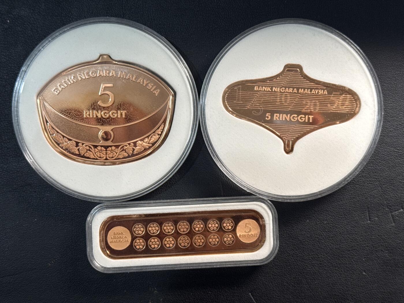 ❤️【币观天下】❤️ 第332期钱币拍卖- 2025.11.28周五晚上6点半场-长期征集拍品 马来西亚2021年吉朗王银行成立50周年异形精制铜币三枚套装（传统风筝，传统陀螺，传统播棋）发行量1200套