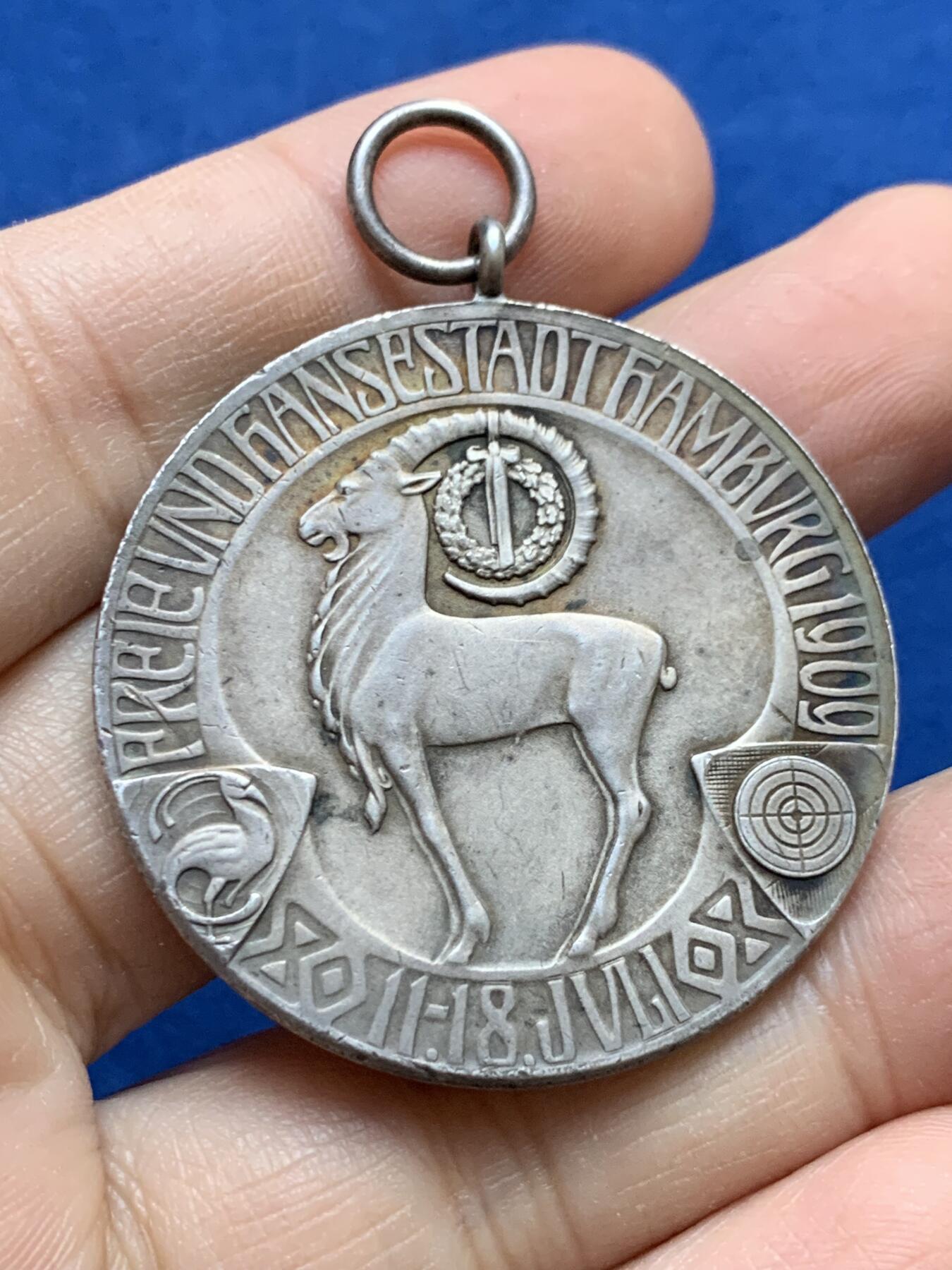 《竞宝斋》第442场 周日，周一，2场连拍 （全场包邮） 1909年德国汉堡射击节银章 正面为俾斯麦雕塑 原铸吊环 26.55克 40.3mm