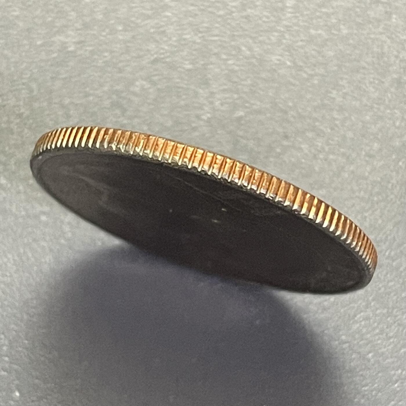 回流1123 美国2023年杰出女性系列之贝西·科尔曼25美分纪念币 贝西·科尔曼是1921年获得国际飞行员执照的美国首位非裔女性，因当时美国禁止非裔女性学习飞行，她赴法国考取执照，后成为航空表演者并推动少数族裔参与航空事业。此币纪念其在航空与种族平权领域的开创性贡献。