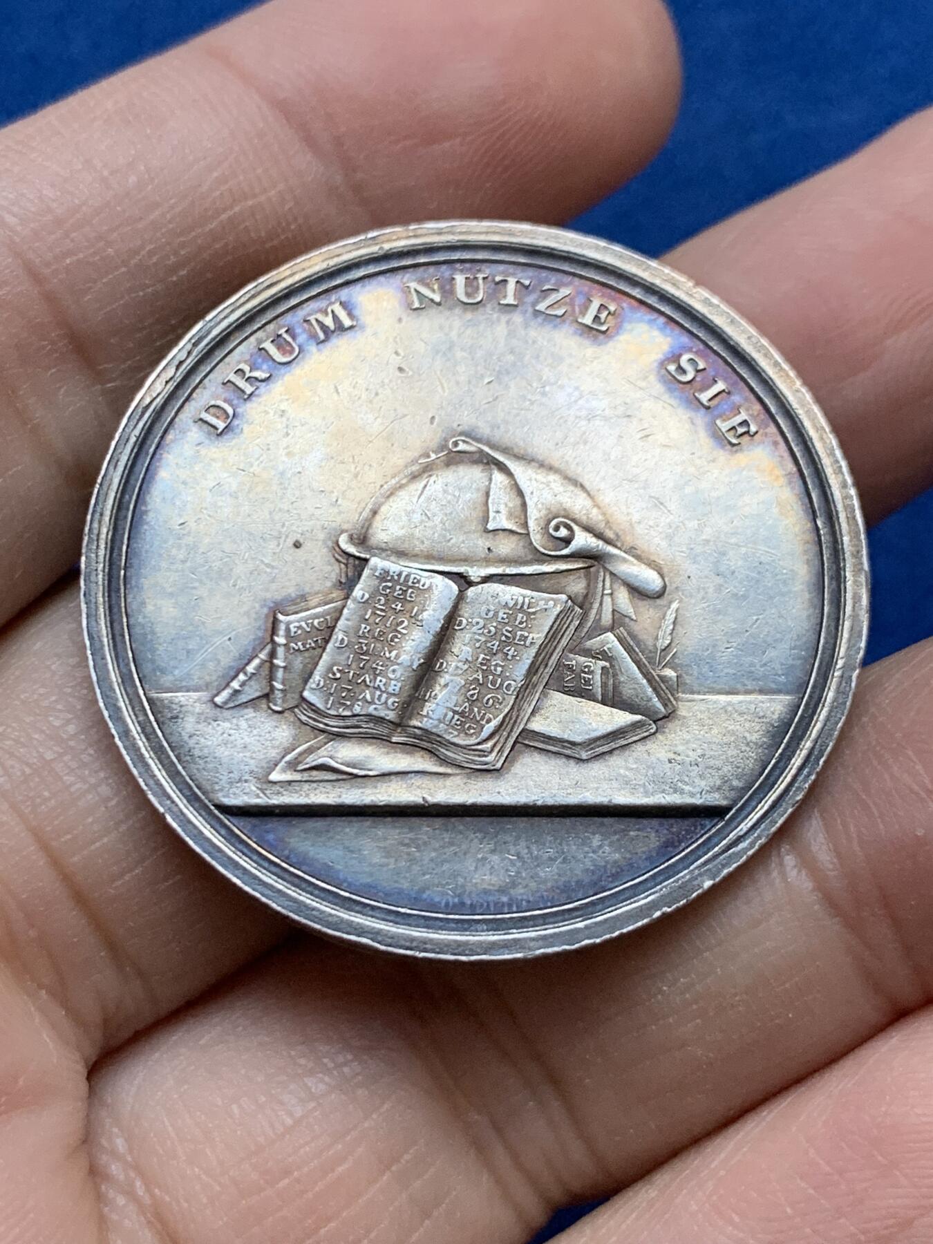 《竞宝斋》第442场 周日，周一，2场连拍 （全场包邮） 1800年前后德国新世纪美好祝愿银章 珍惜时间纪念银章 名家Loos作品 14.4克 35.8mm