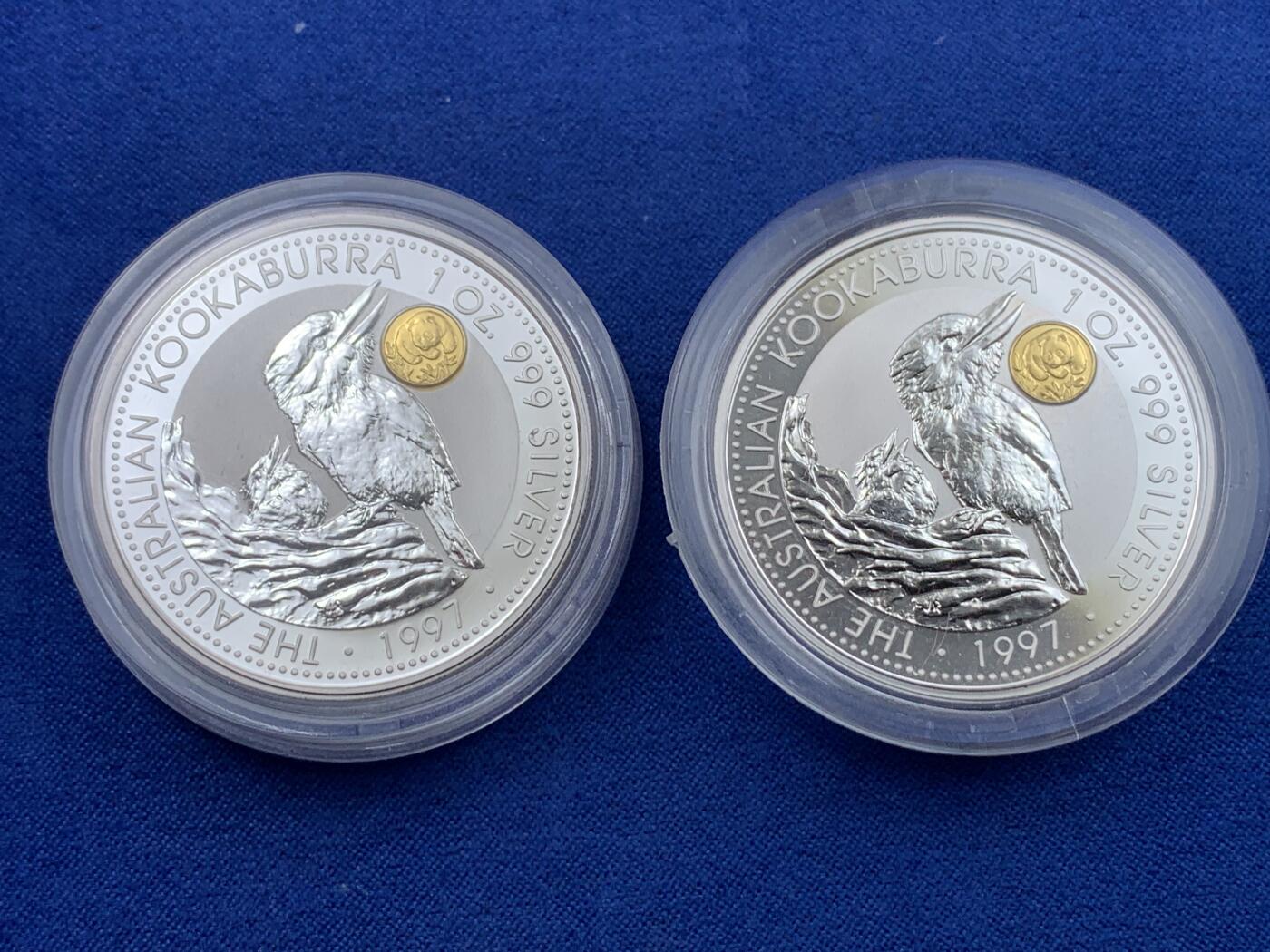 《竞宝斋》第442场 周日，周一，2场连拍 （全场包邮） 两枚一组 澳大利亚 1997年 笑翠鸟 熊猫镶嵌银币 每枚含纯银1盎司999银，镶嵌部分重约0.5克黄金，发行1.5万枚，为上海国际钱币展而发行，细节见图。