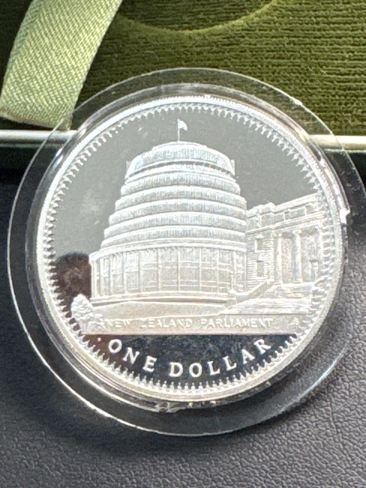 ❤️【币观天下】❤️ 第332期钱币拍卖- 2025.11.28周五晚上6点半场-长期征集拍品 新西兰1978年国会1盎司精制纪念银币盒子后配