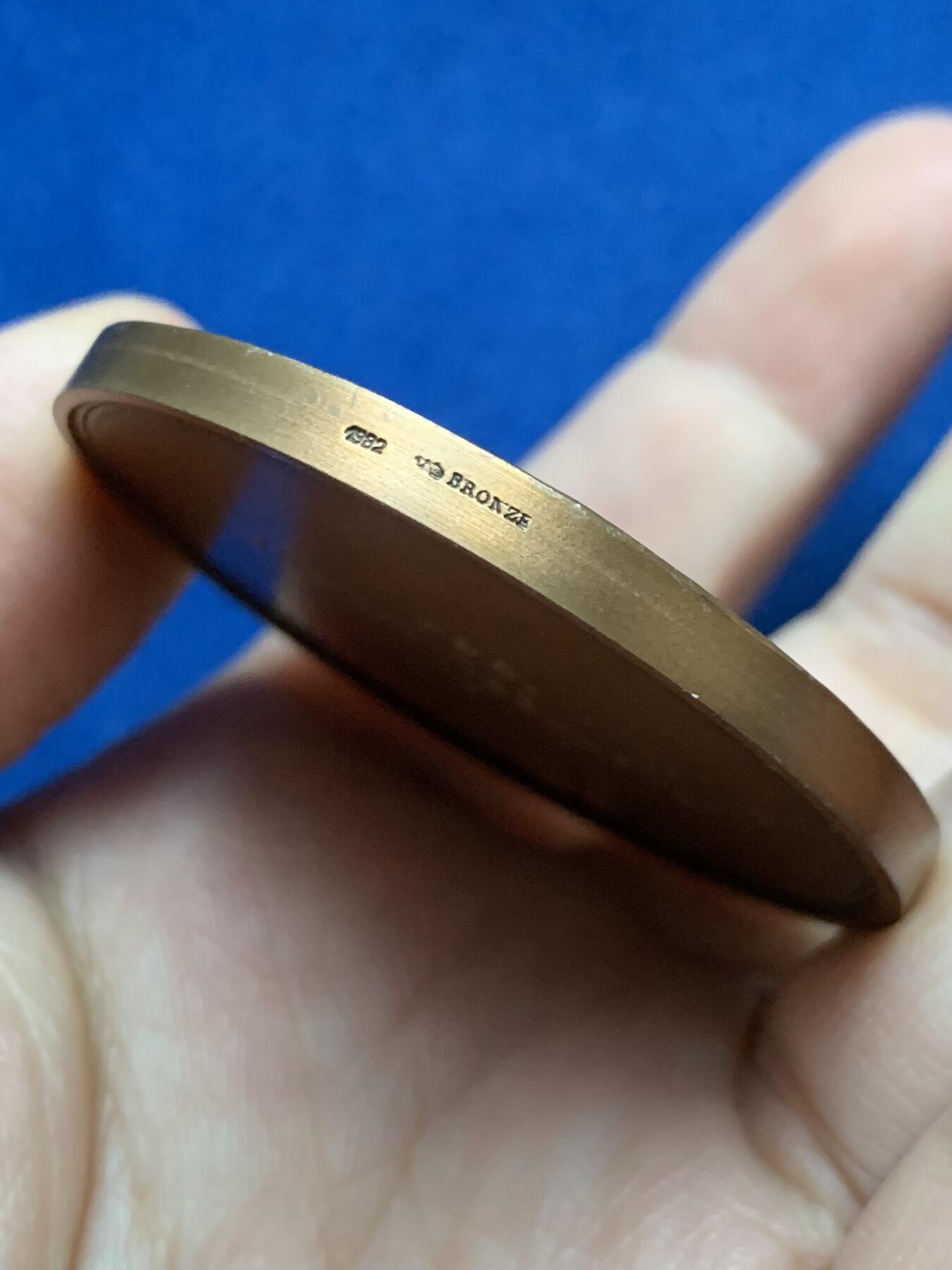 《竞宝斋》第442场 周日，周一，2场连拍 （全场包邮） 1984年K-WAY活动定制纪念章 65克 50mm