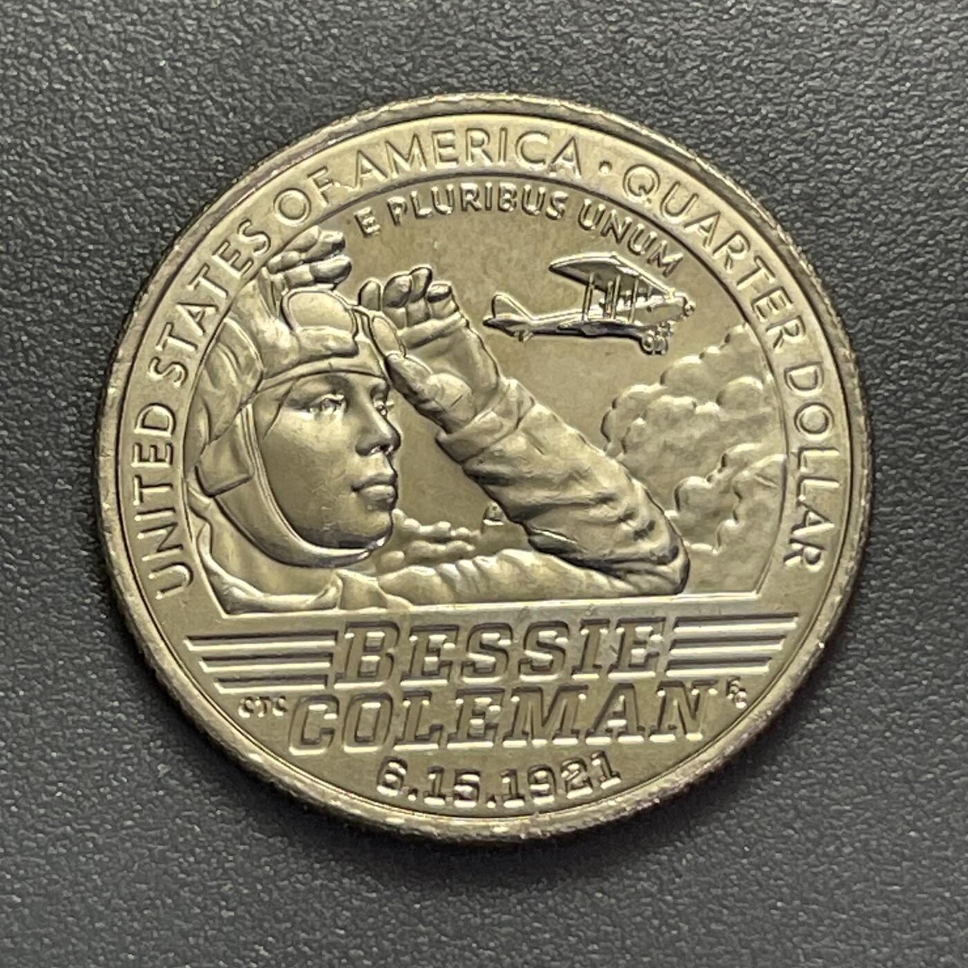 回流1123 美国2023年杰出女性系列之贝西·科尔曼25美分纪念币 贝西·科尔曼是1921年获得国际飞行员执照的美国首位非裔女性，因当时美国禁止非裔女性学习飞行，她赴法国考取执照，后成为航空表演者并推动少数族裔参与航空事业。此币纪念其在航空与种族平权领域的开创性贡献。