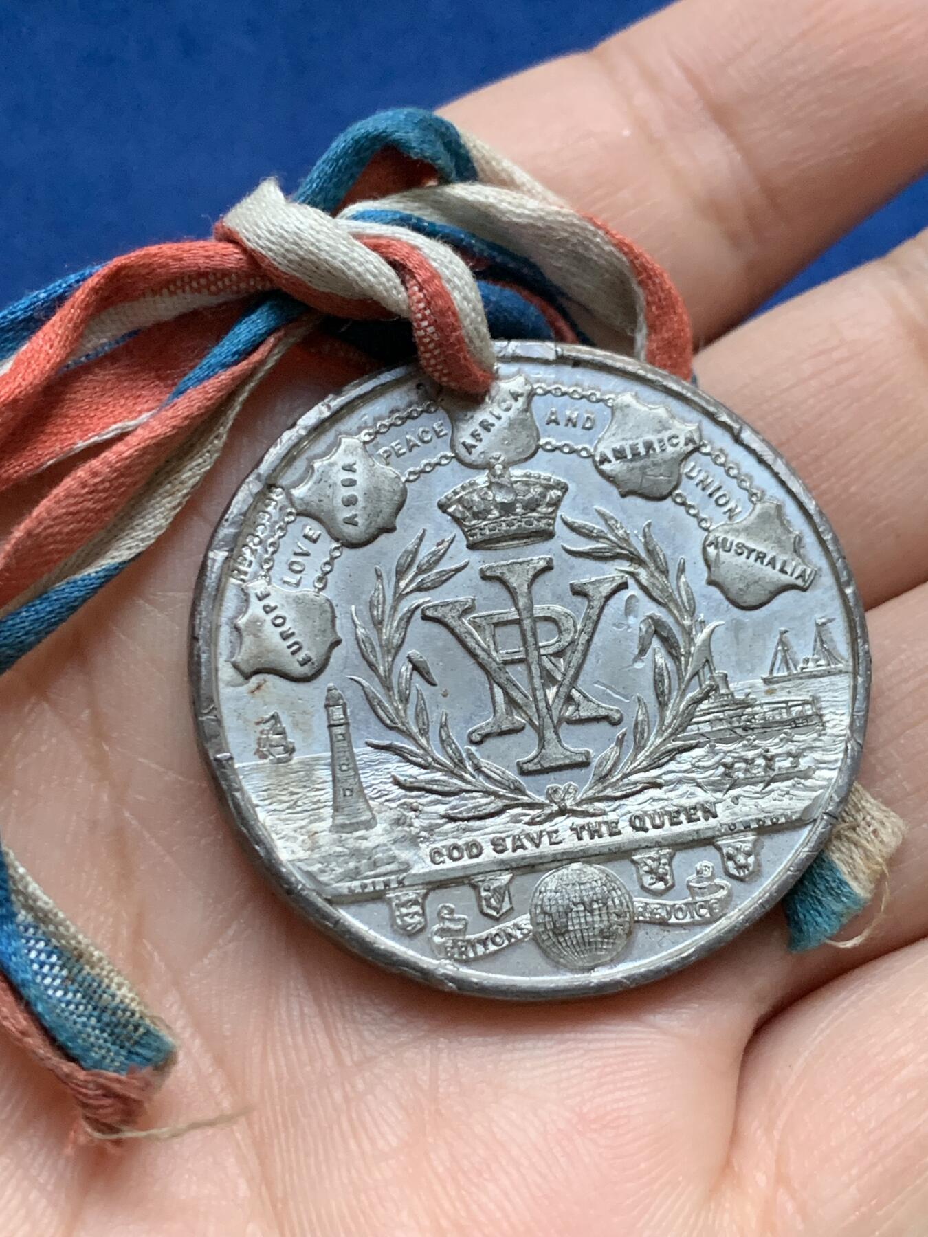 《竞宝斋》第442场 周日，周一，2场连拍 （全场包邮） 英国1897年维多利亚女王在位60周年纪念章，白色金属材质带原盒和三色丝带，品相良好。总重约21.7克，38mm。