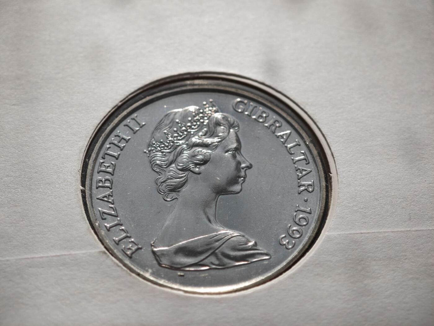 盛世勋华——号角文化勋章邮票专场拍卖第289期 英国1983年直布罗陀爱德华八世主题纪念币首日封，克朗型纪念币，搭配纪念邮票，纪念英国爱德华八世（1936年在位，因“爱美人不爱江山”退位），信封印其肖像与“KING EDWARD VIII”字样，搭配的纪念币也以他为主题，对应其1936年的统治历史。