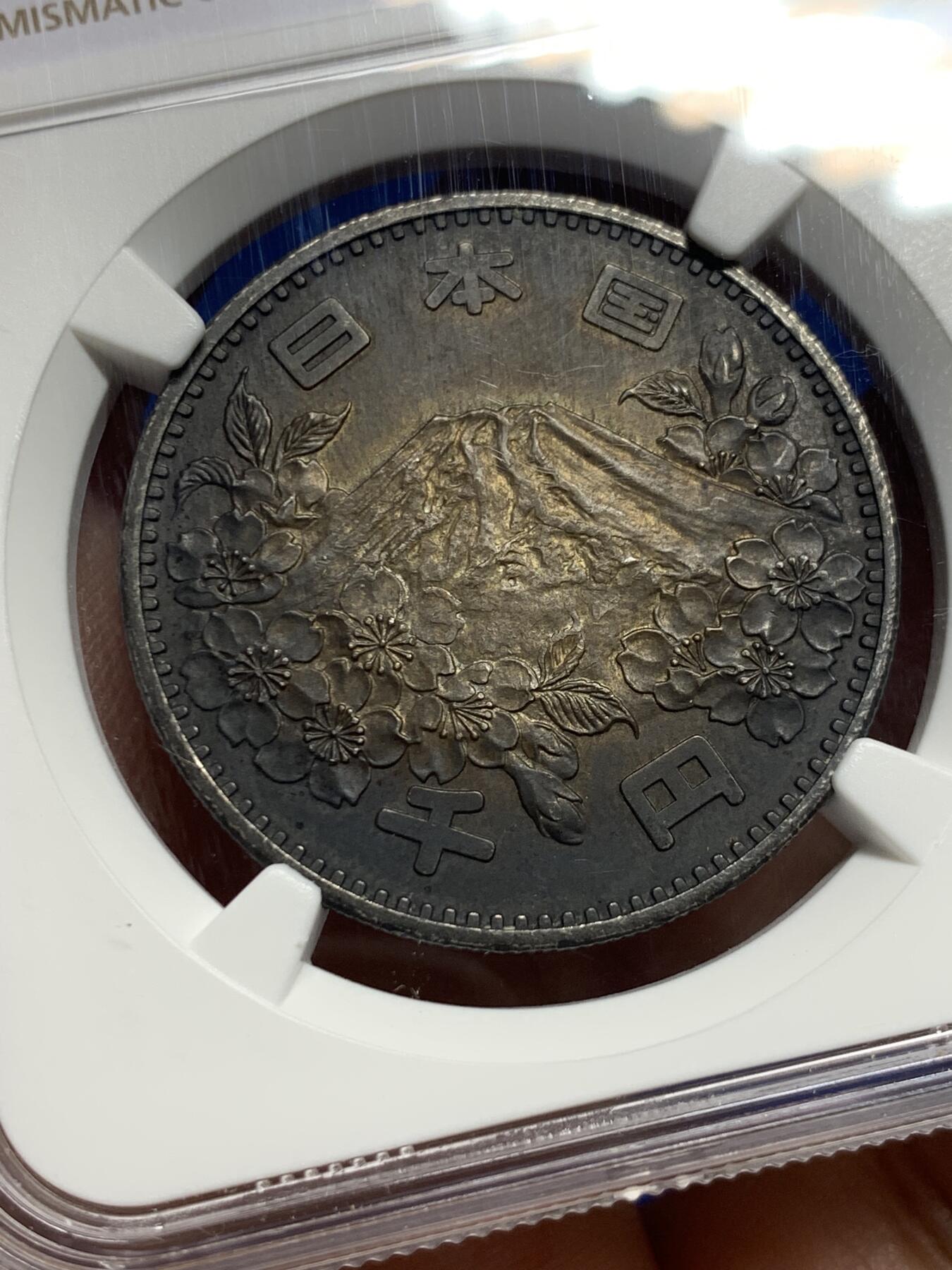 《竞宝斋》第442场 周日，周一，2场连拍 （全场包邮） NGC MS61 日本1964年1000日元奥运会纪念币，双面黑漆古老包浆，导致分数偏低，但高点都在，底板平整，很漂亮的一枚