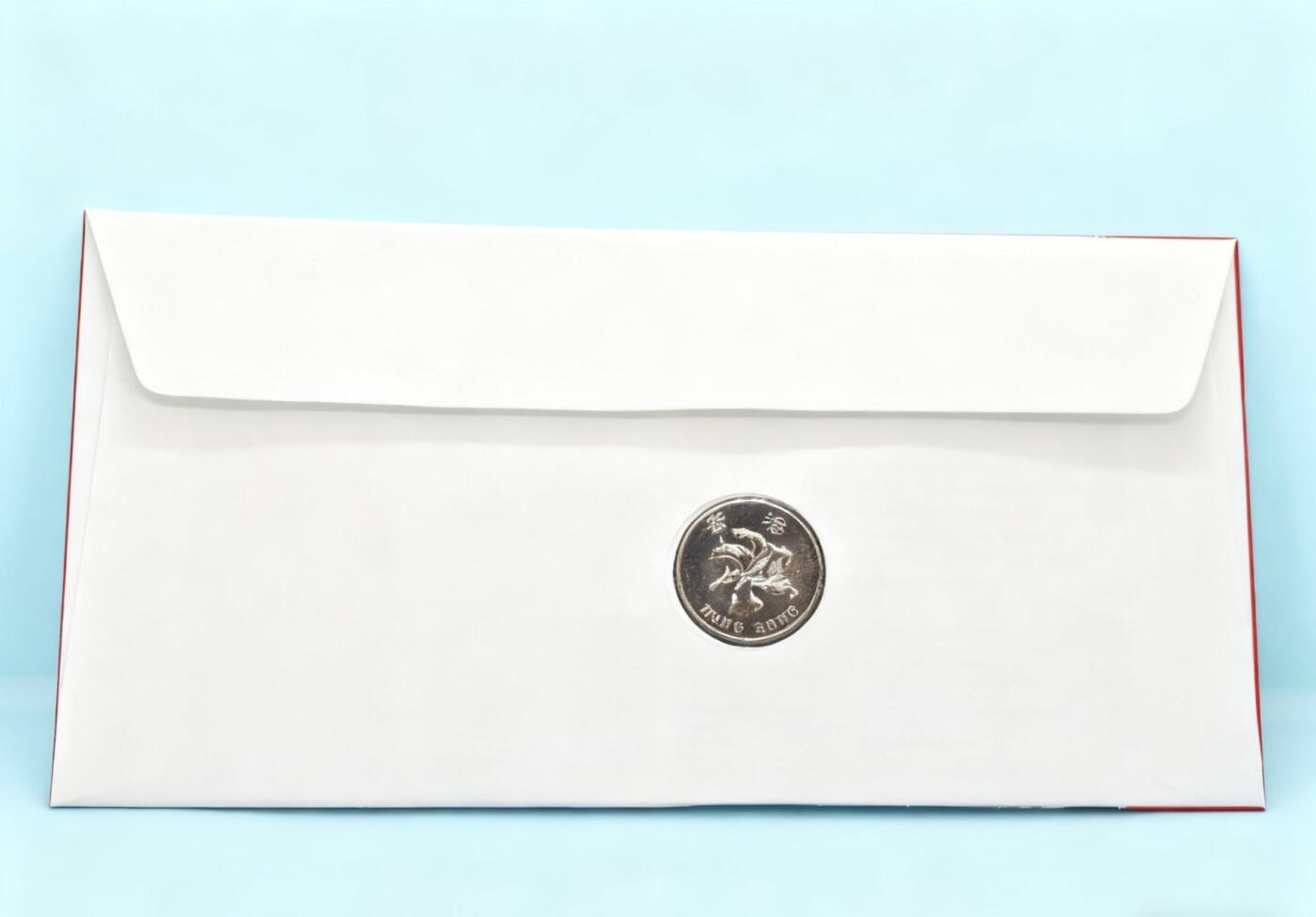 盛世勋华——号角文化勋章邮票专场拍卖第289期 香港1997年回归祖国纪念币封，英国皇家邮政发行于1997年6月30日（戳记显示“LONDON 30 JUNE 1997”），对应香港回归的时间节点，纪念币面值5港元，邮票包含英国女王头像的1便士邮票（共3枚），以及一枚以香港地标和龙元素为图案的纪念邮票，限量发行，编号为07480，