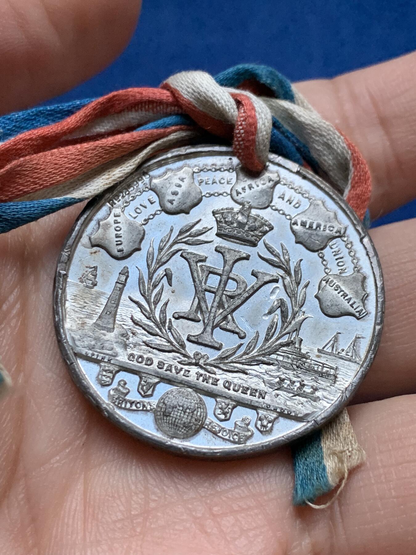 《竞宝斋》第442场 周日，周一，2场连拍 （全场包邮） 英国1897年维多利亚女王在位60周年纪念章，白色金属材质带原盒和三色丝带，品相良好。总重约21.7克，38mm。