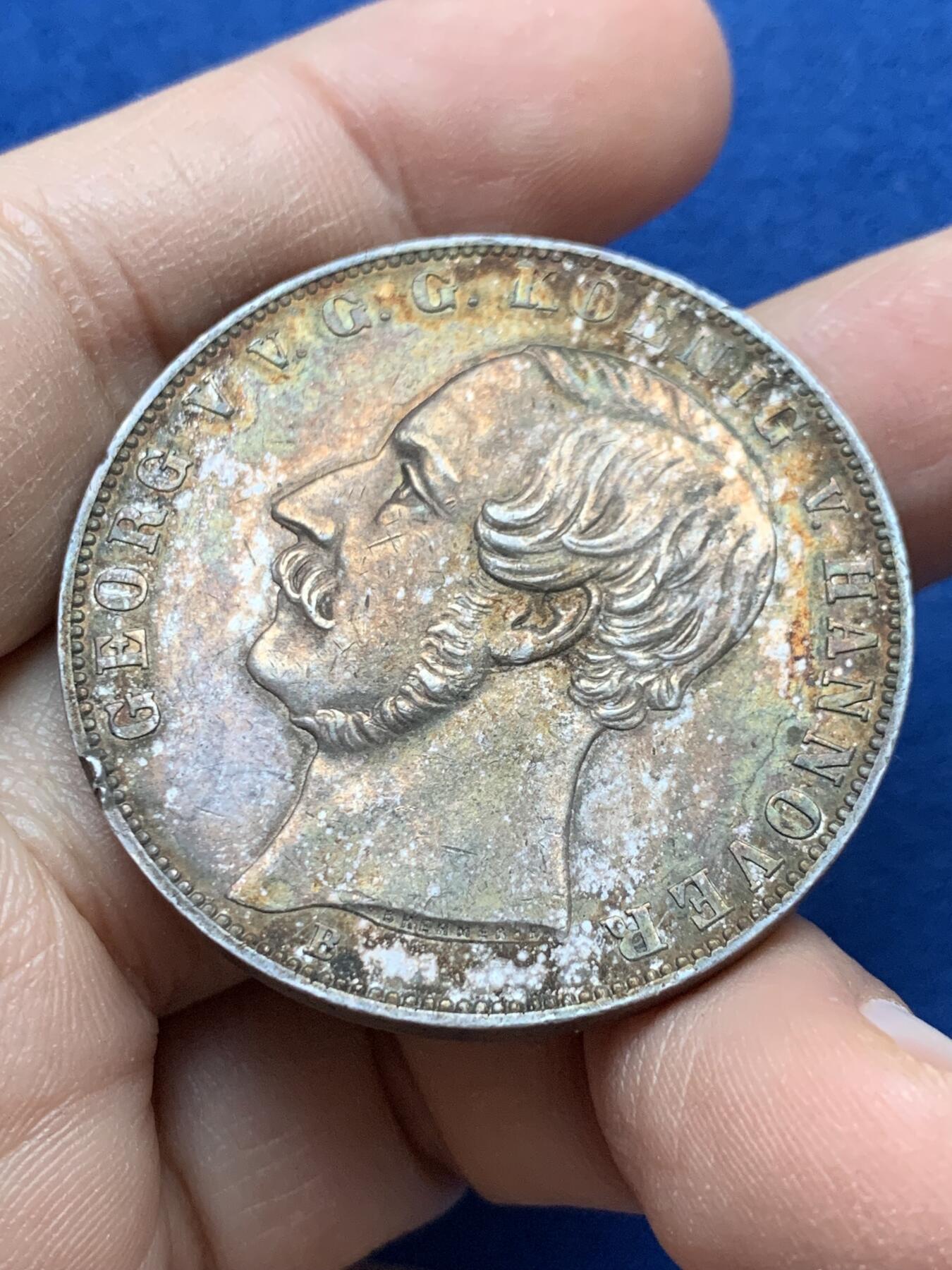 《竞宝斋》第442场 周日，周一，2场连拍 （全场包邮） 德国 汉诺威王国 1866年 狮马盾徽流通2泰勒银币 细节极好 高点极佳 37克的大银币 可惜边有磕