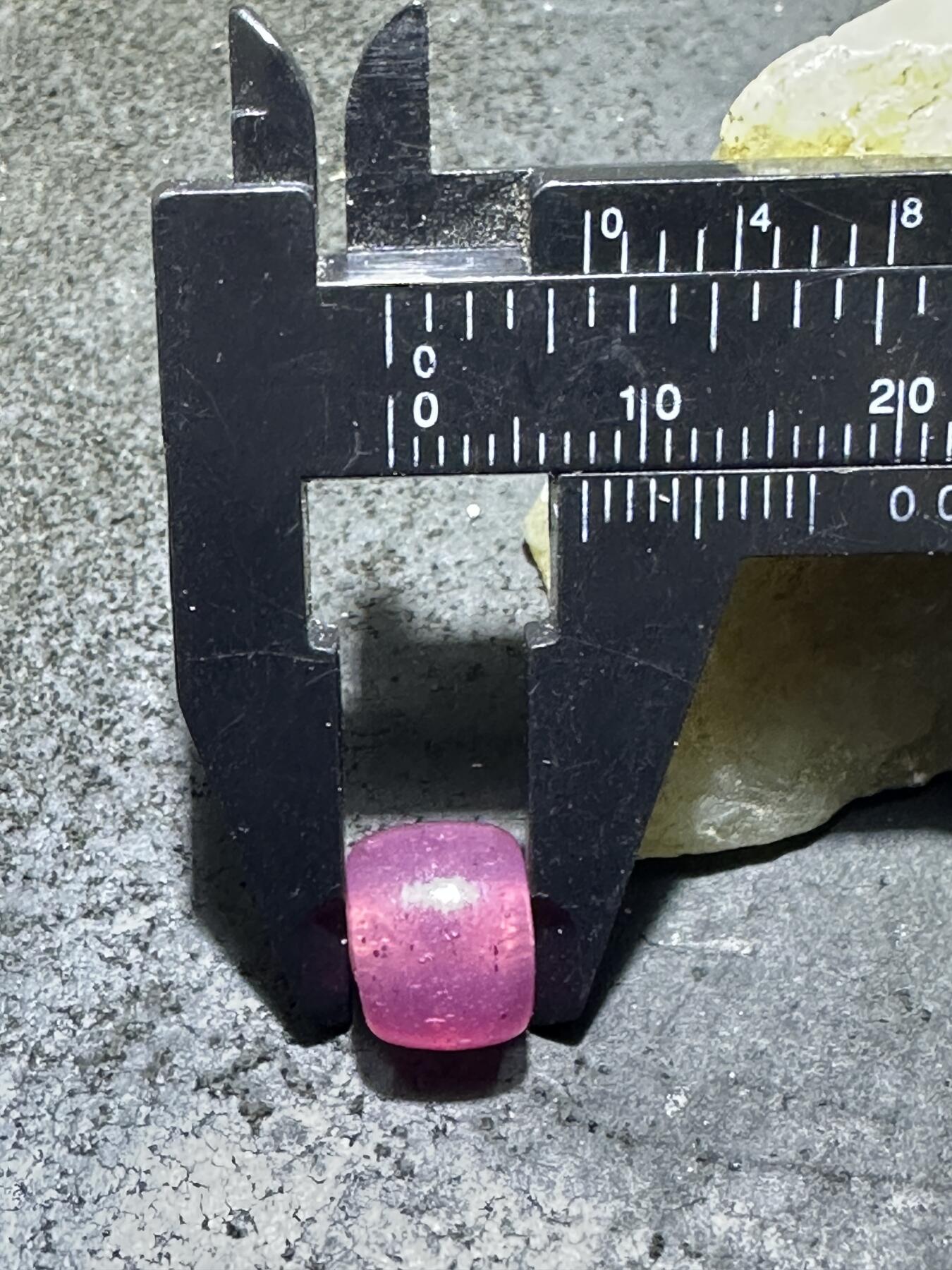 建国前后库存冰透冰粉色琉璃桶珠一颗，