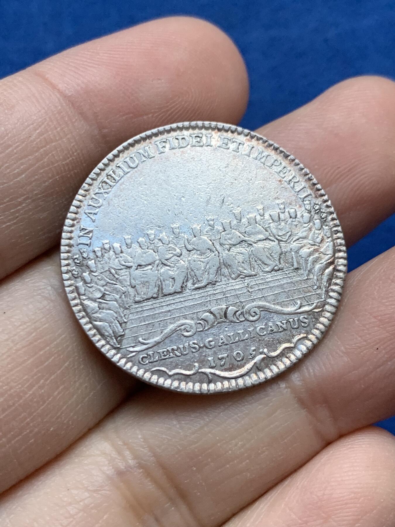 《竞宝斋》第442场 周日，周一，2场连拍 （全场包邮） 法国 1705年 路易十四时期 政教合谋 银质代币，8.55克，29.5mm，正面麦基洗德为亚伯拉罕献祭祝福，铭文