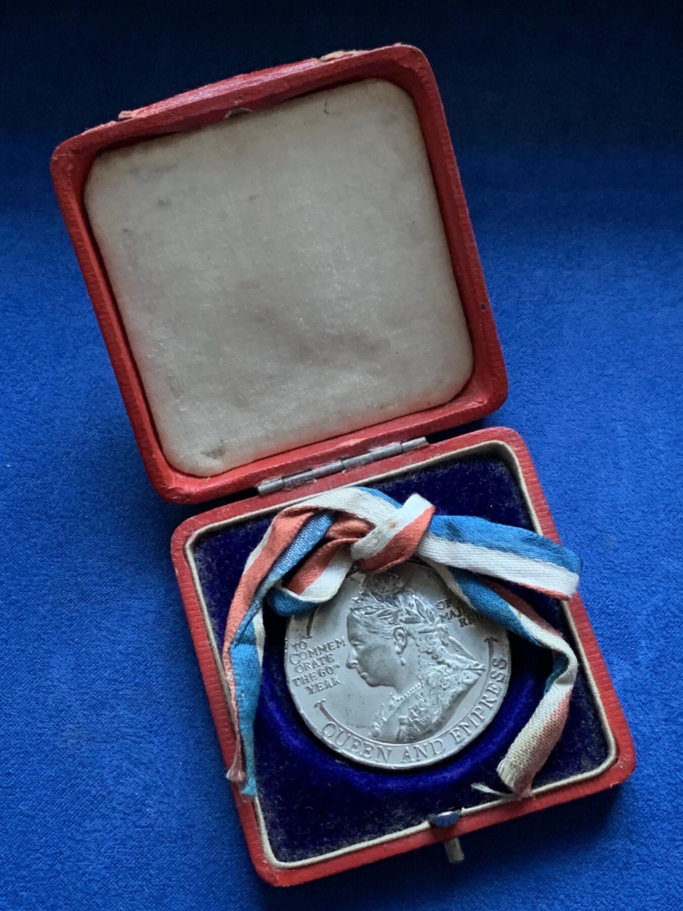 《竞宝斋》第442场 周日，周一，2场连拍 （全场包邮） 英国1897年维多利亚女王在位60周年纪念章，白色金属材质带原盒和三色丝带，品相良好。总重约21.7克，38mm。