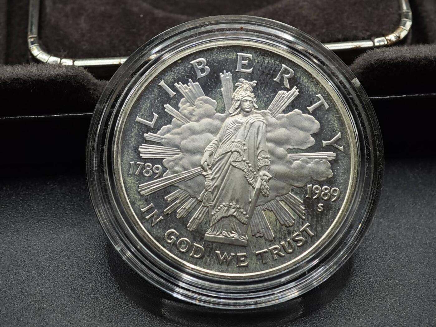 【淘币小摊】实时拍第八百零八拍   银币套币场   满百包邮可预留二周 每周一统一发货   美国1989年宪法一元精制银币原盒原证重26.73克900银 银价275