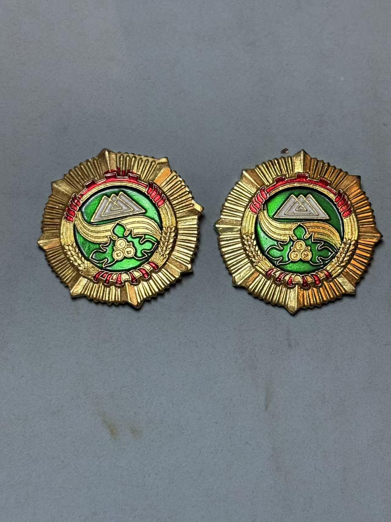 盛世勋华——号角文化勋章邮票专场拍卖第289期 克孜勒苏柯尔克孜自治州成立30周年纪念徽章 2枚