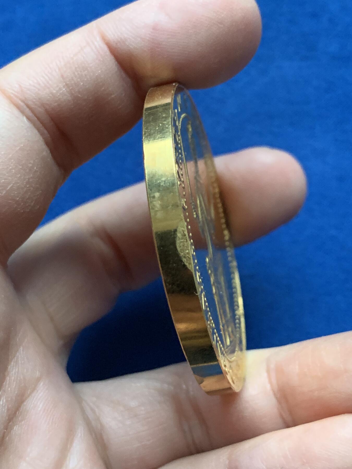 《竞宝斋》第442场 周日，周一，2场连拍 （全场包邮） 伦敦白塔纪念镀金纪念章 皇家造币厂铸造 带原盒 69.5克 50.6mm