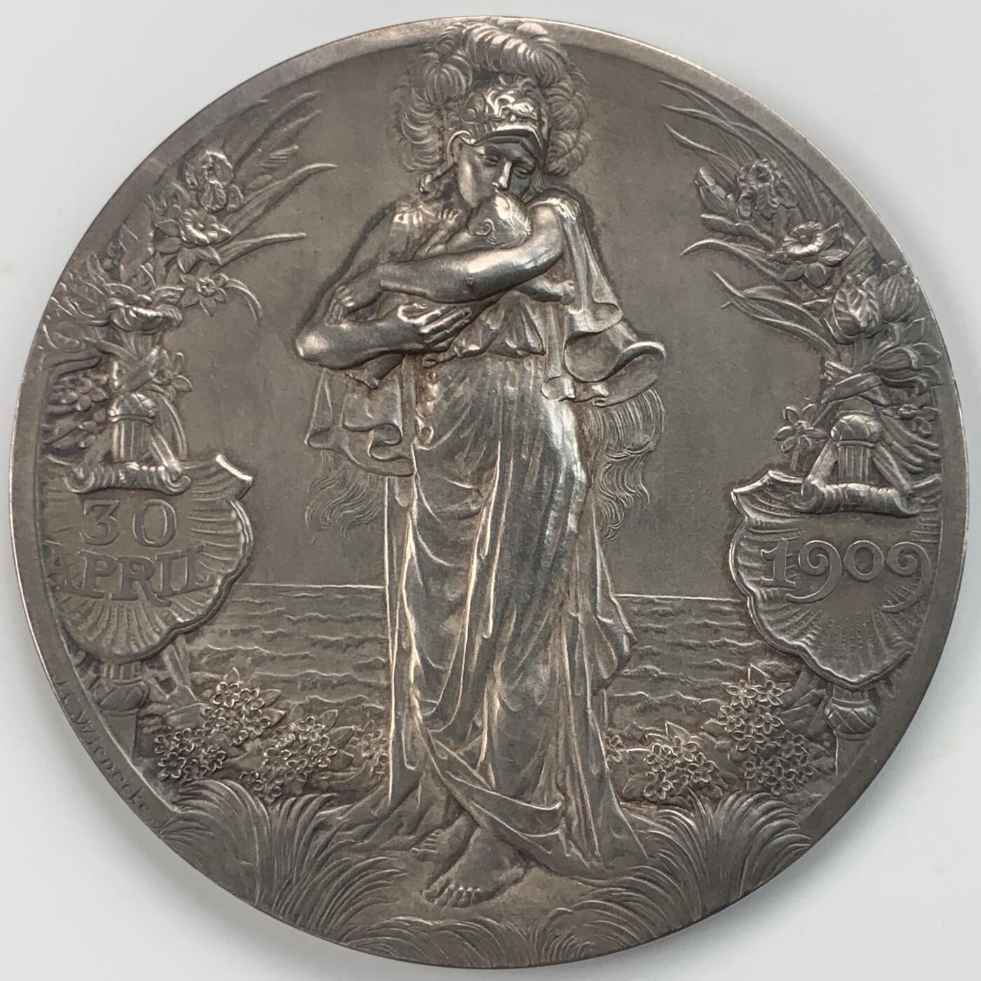 掌中浮雕-藏着的欧洲第043场 1909年荷兰朱莉安娜公主出生银章， 65mm ，111g，J.C.Wienecke雕刻.，原盒。背面人物是荷兰女王威廉明娜和丈夫海因里希