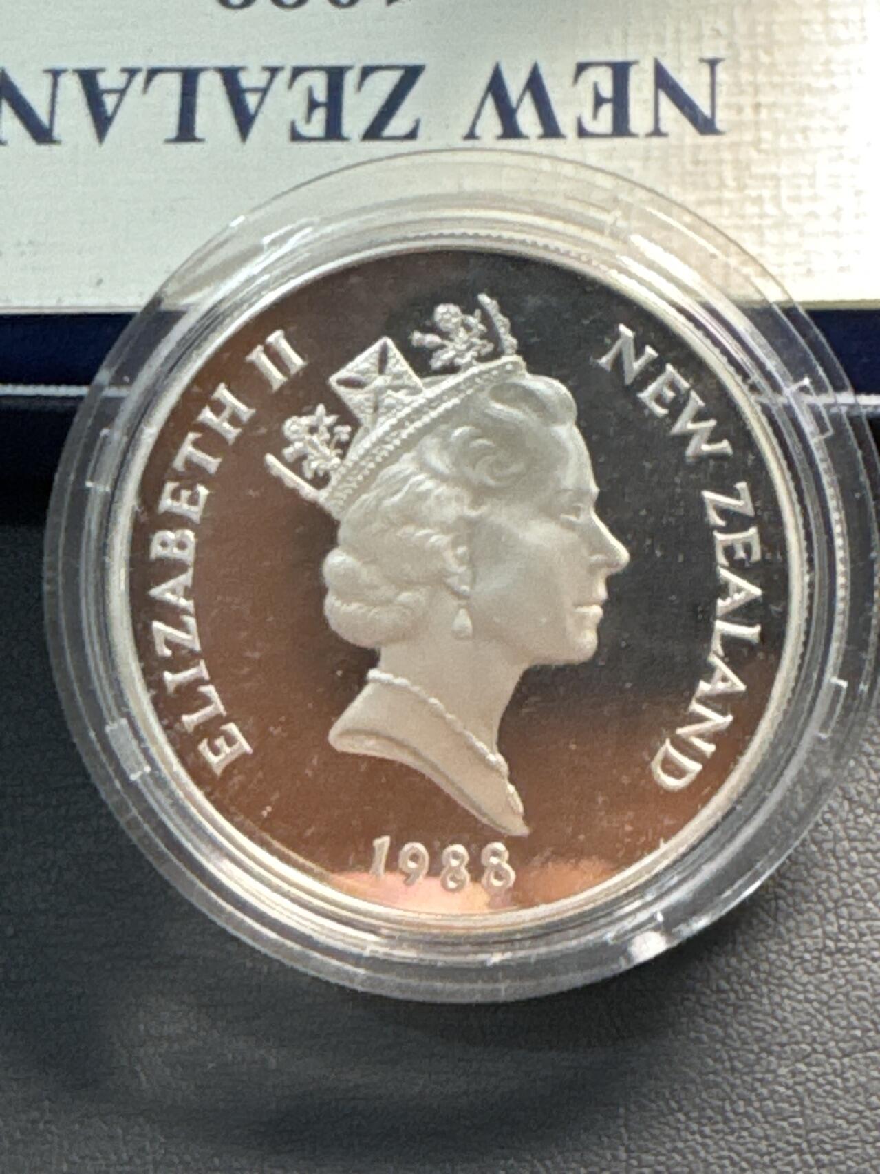 ❤️【币观天下】❤️ 第332期钱币拍卖- 2025.11.28周五晚上6点半场-长期征集拍品 新西兰1988年帝企鹅1盎司精制纪念银币盒证齐全