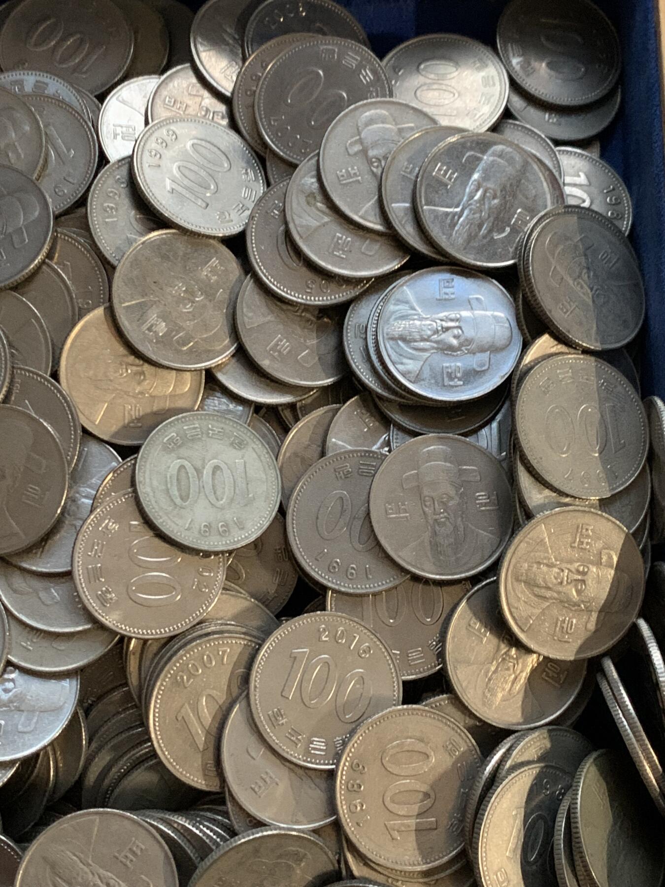 《竞宝斋》第442场 周日，周一，2场连拍 （全场包邮） 韩国100韩元零钱1000枚，一枚重5.42克，总重5420克。面值10万韩元!汇率值510+元人民币