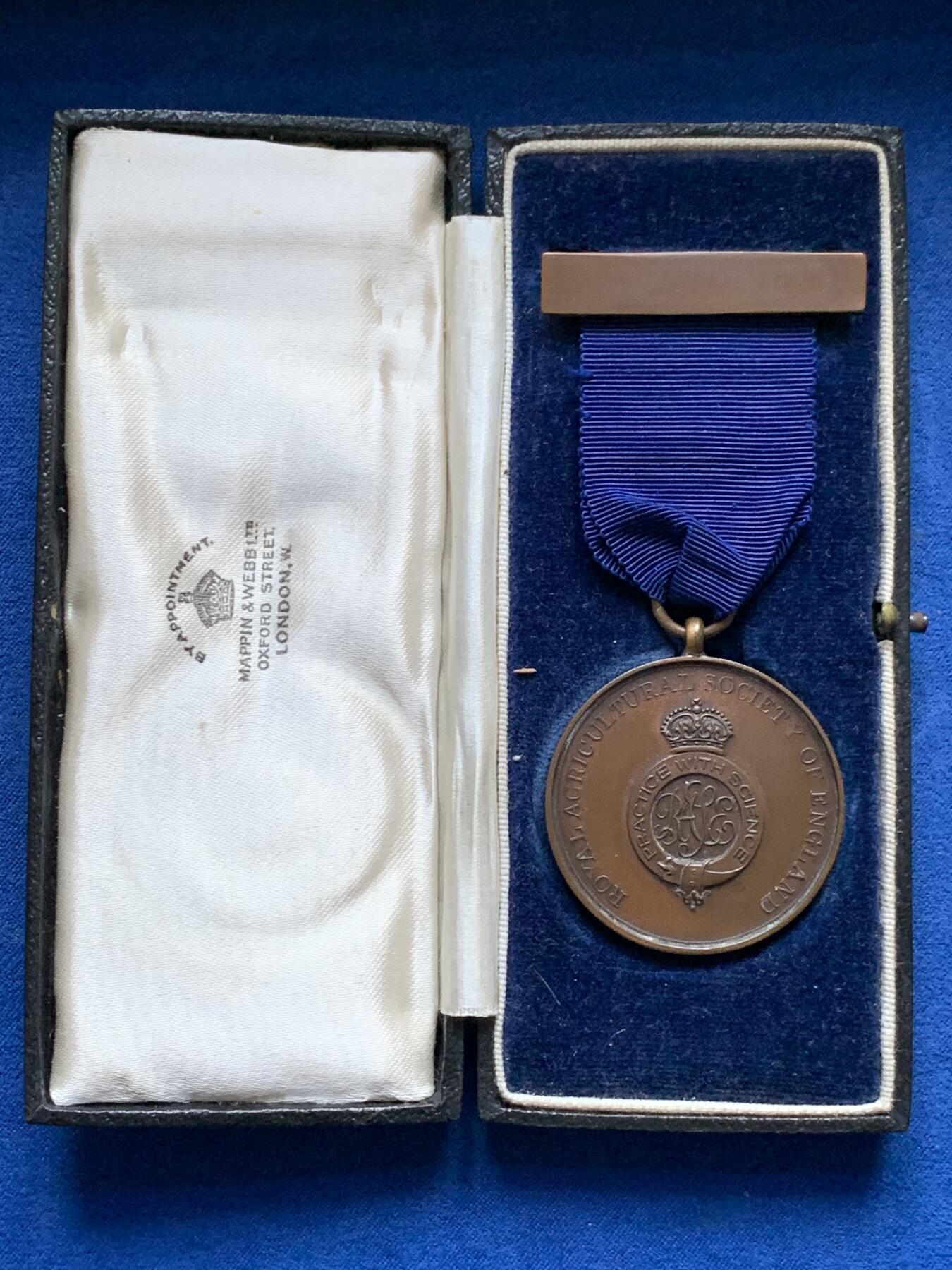 《竞宝斋》第442场 周日，周一，2场连拍 （全场包邮） 英国皇家农业协会1942年长期服务奖章，铜制带原盒，颁发给服务了42年的Matthias Russell，总重约32.15克。