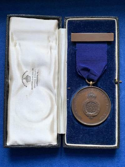 《竞宝斋》第442场 周日，周一，2场连拍 （全场包邮） - 英国皇家农业协会1942年长期服务奖章，铜制带原盒，颁发给服务了42年的Matthias Russell，总重约32.15克。