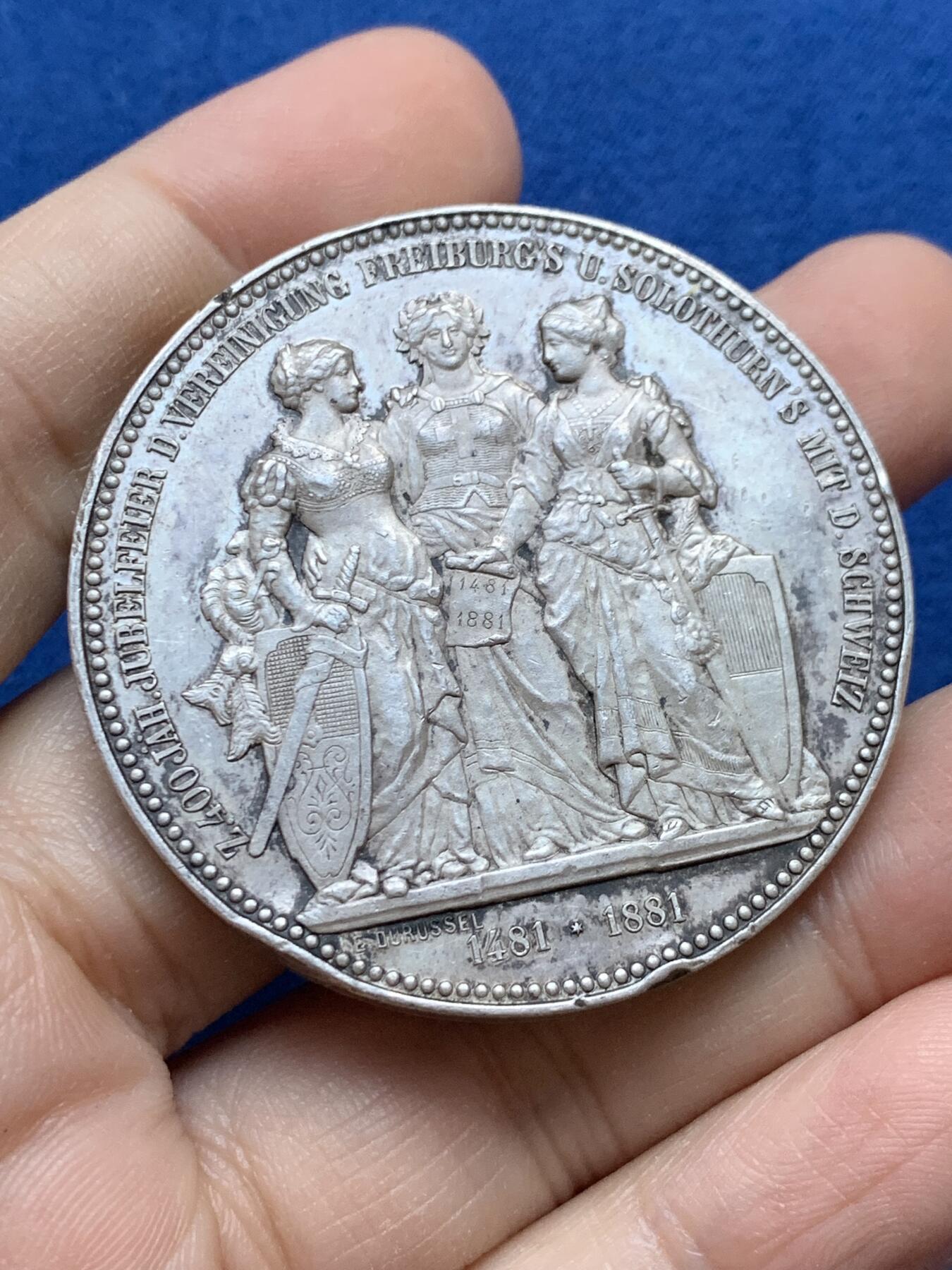 《竞宝斋》第442场 周日，周一，2场连拍 （全场包邮） 1881年瑞士弗莱堡与索洛图恩加入瑞士联邦400周年三女神纪念银章 53.7克 47.1mm 细节见图