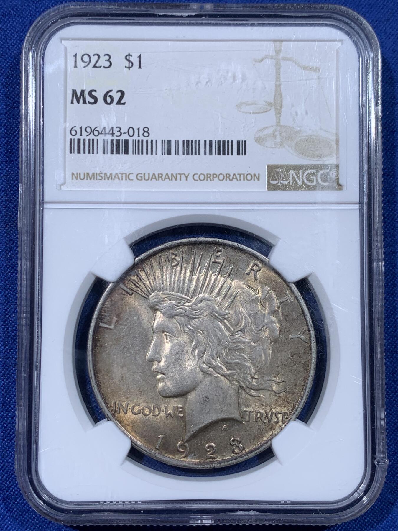 《竞宝斋》第442场 周日，周一，2场连拍 （全场包邮） NGC MS62 美国1923年和平银币 带车轮光 两面黄褐包浆 和平带彩非常少 只占所有年份和平银币的不到5%