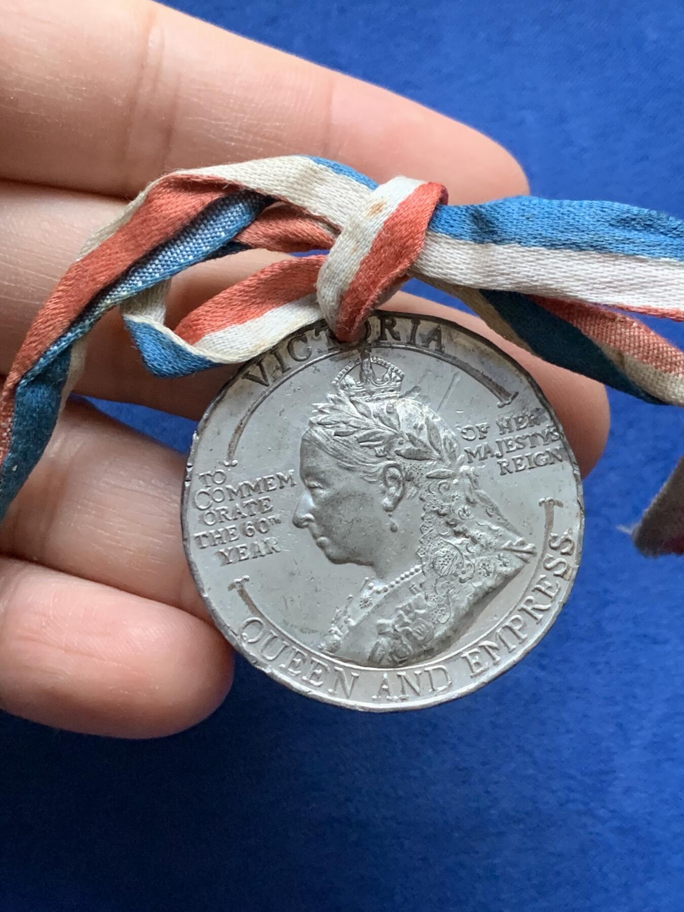 《竞宝斋》第442场 周日，周一，2场连拍 （全场包邮） 英国1897年维多利亚女王在位60周年纪念章，白色金属材质带原盒和三色丝带，品相良好。总重约21.7克，38mm。
