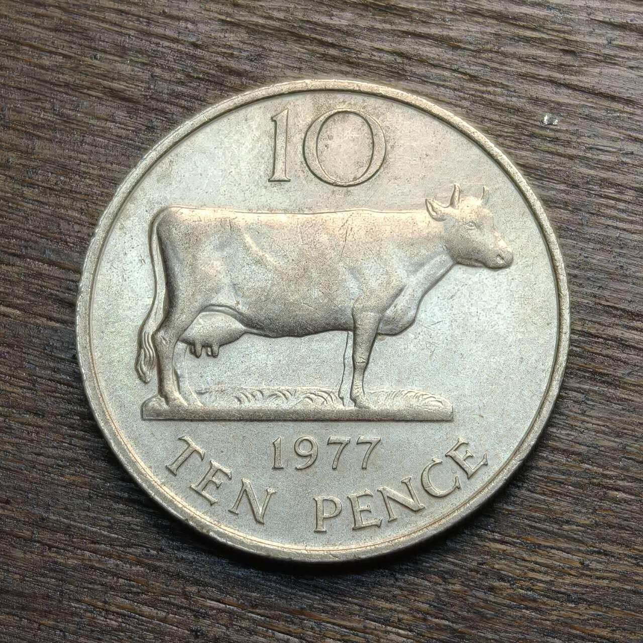 【铜匠收藏】★第133场★散币场，无佣金，30包邮。不满30元，支付5元运费。《接受代拍 代送NGC评级》 根西岛 1977年 耕牛大版 10便士