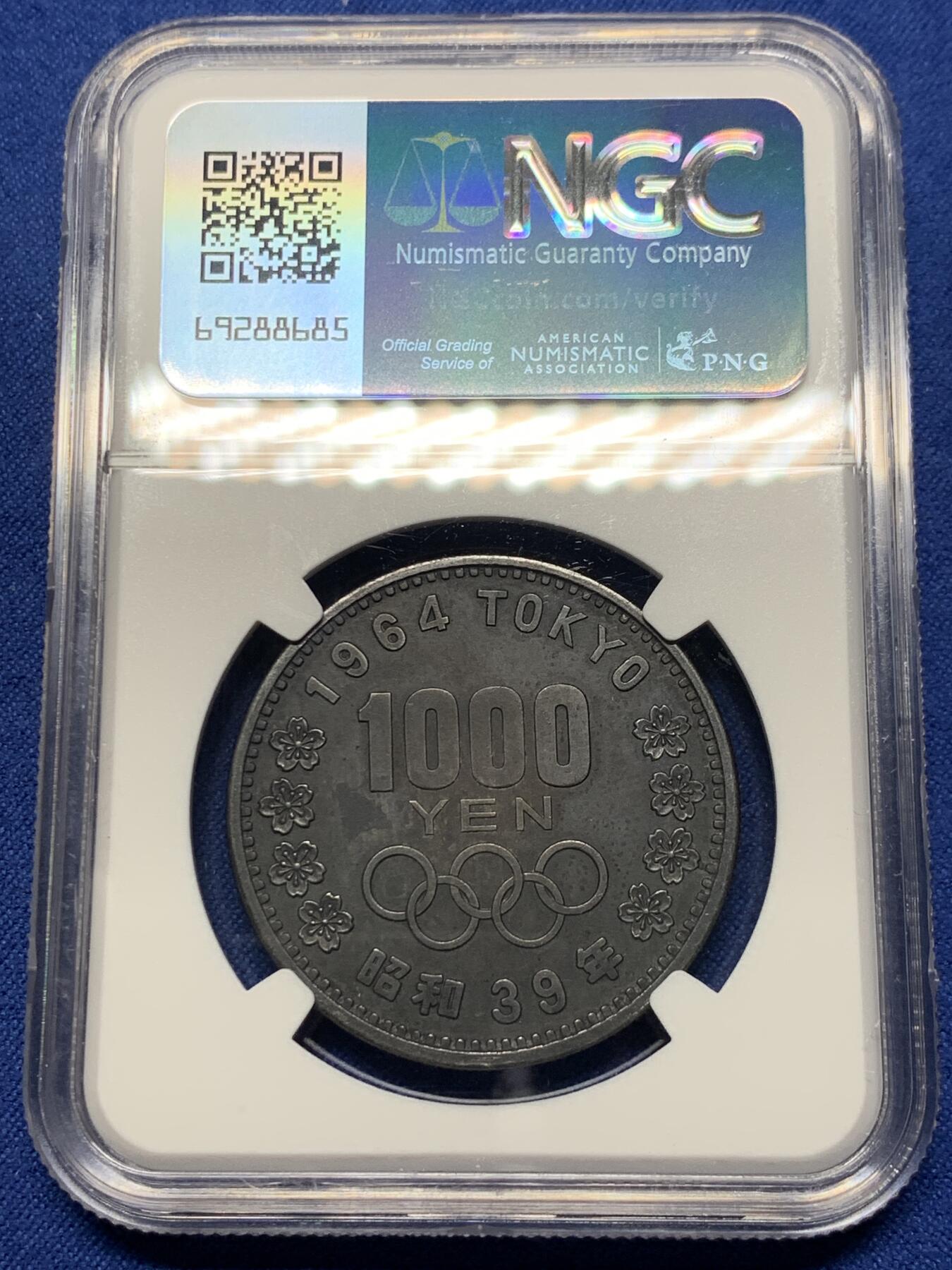 《竞宝斋》第442场 周日，周一，2场连拍 （全场包邮） NGC MS61 日本1964年1000日元奥运会纪念币，双面黑漆古老包浆，导致分数偏低，但高点都在，底板平整，很漂亮的一枚